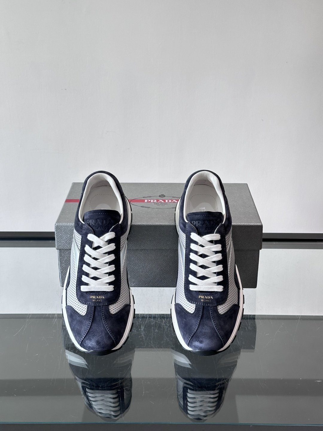 Prada男款厚底运动鞋，牛皮革+透气网面。低调奢华感满满✨。厚底设计不仅增高，还超舒适，日常穿搭或轻运