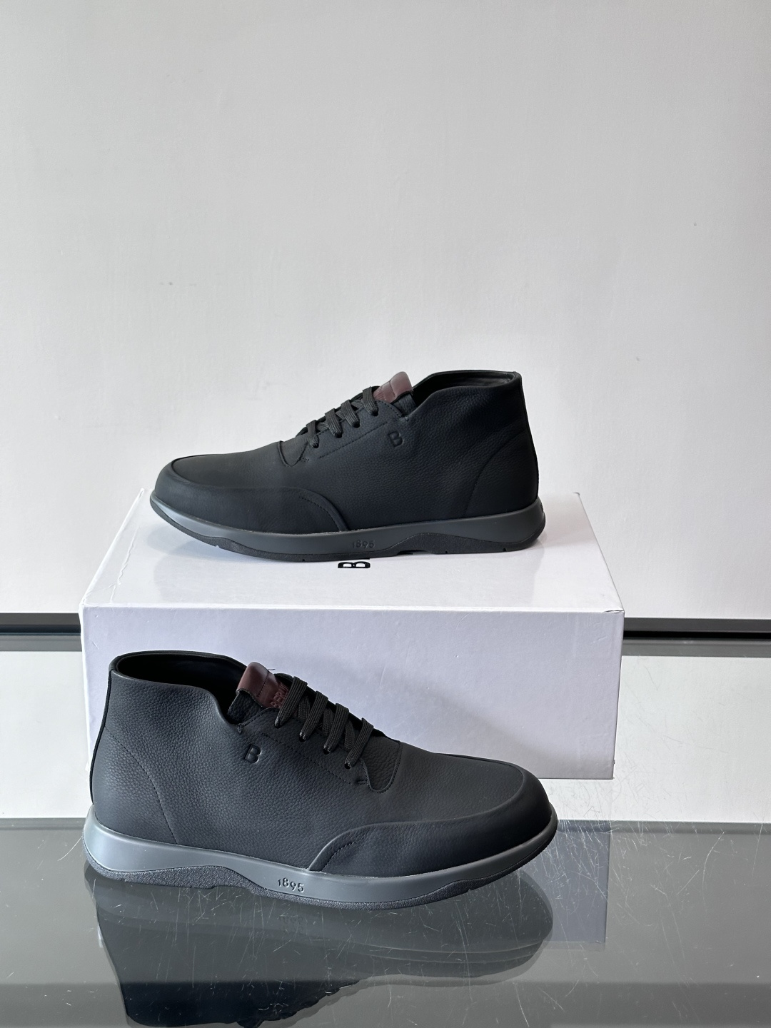 Berluti男士高帮皮鞋，选用优质小牛皮，牛皮鞋面质感细腻，低调奢华😯。橡胶鞋底设计，舒适又耐磨，日常