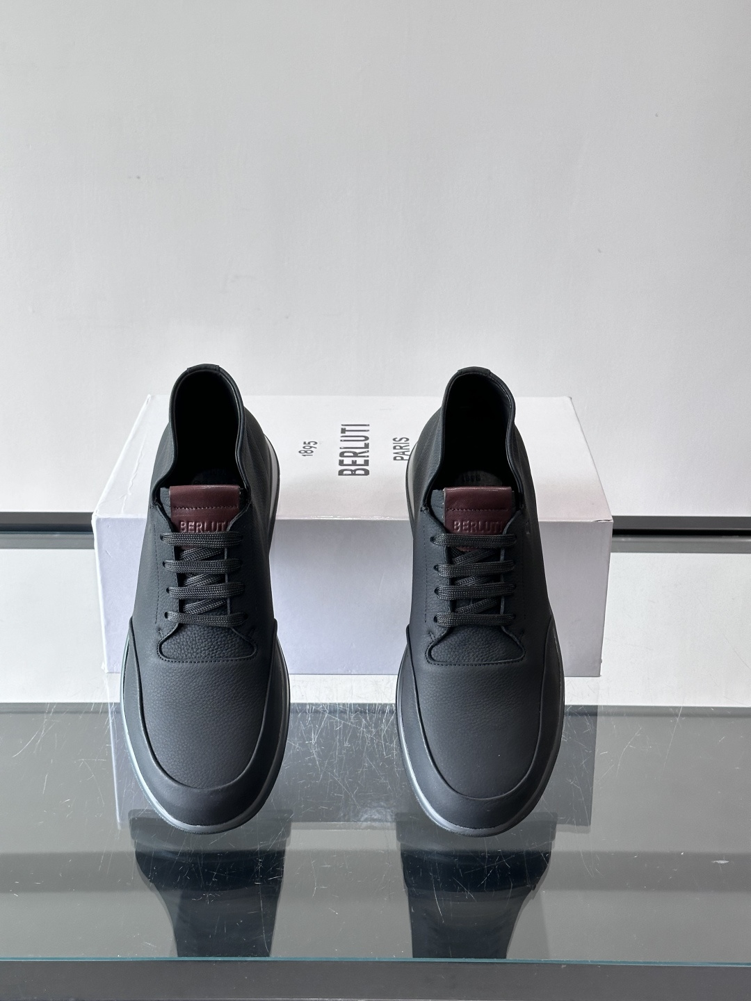 Berluti男士高帮皮鞋，选用优质小牛皮，牛皮鞋面质感细腻，低调奢华😯。橡胶鞋底设计，舒适又耐磨，日常