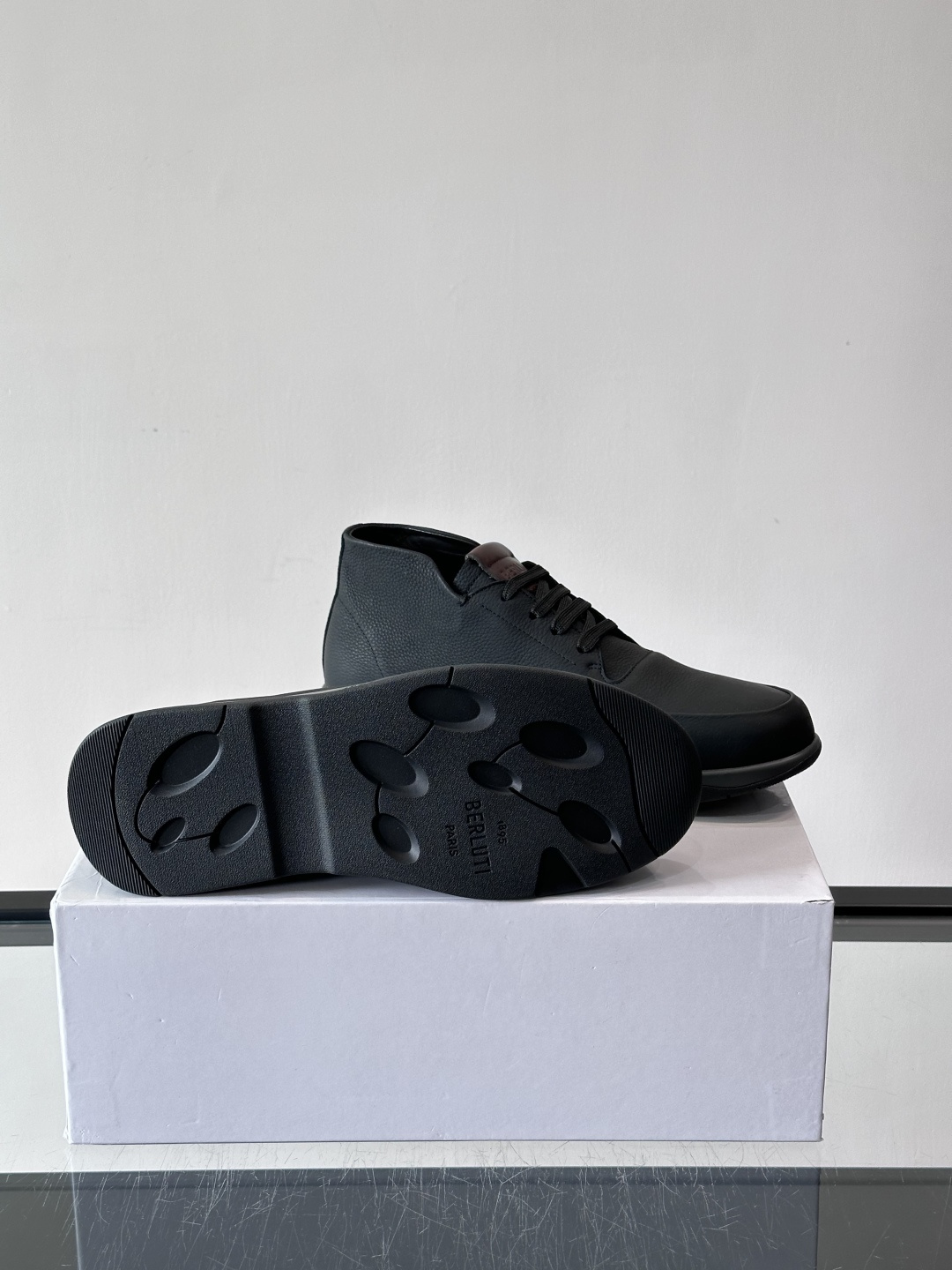 Berluti男士高帮皮鞋，选用优质小牛皮，牛皮鞋面质感细腻，低调奢华😯。橡胶鞋底设计，舒适又耐磨，日常