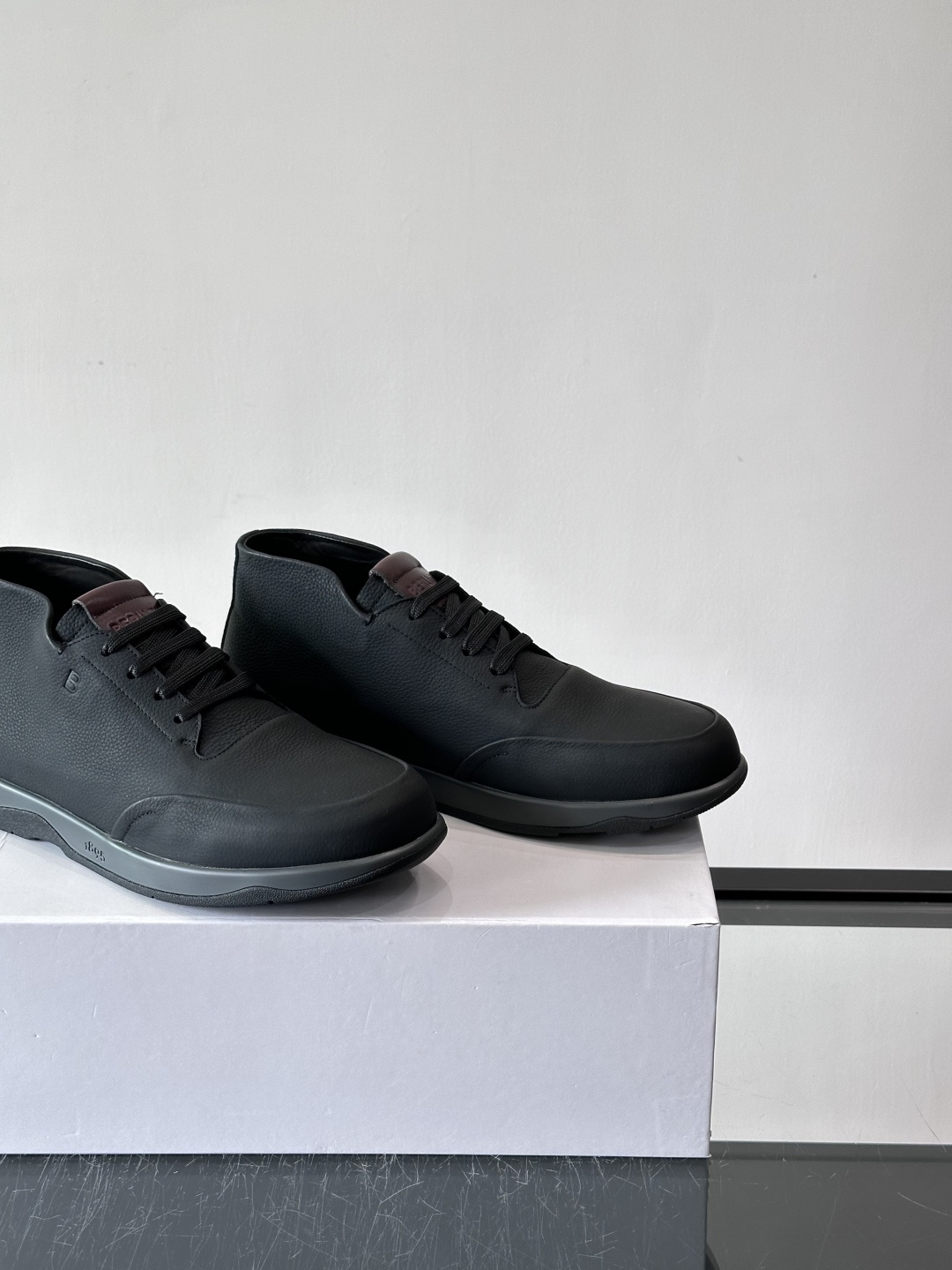 Berluti男士高帮皮鞋，选用优质小牛皮，牛皮鞋面质感细腻，低调奢华😯。橡胶鞋底设计，舒适又耐磨，日常