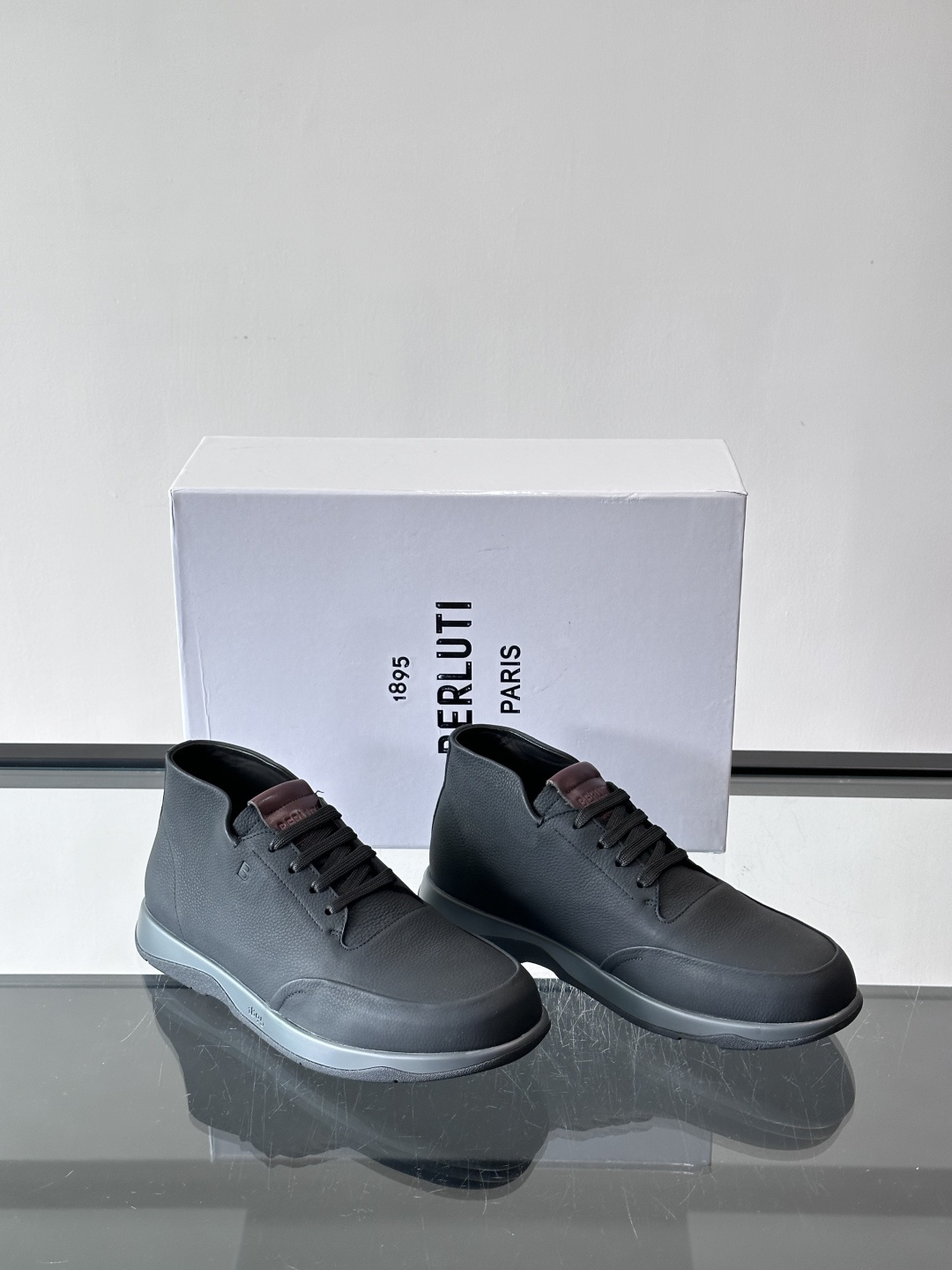 Berluti男士高帮皮鞋，选用优质小牛皮，牛皮鞋面质感细腻，低调奢华😯。橡胶鞋底设计，舒适又耐磨，日常
