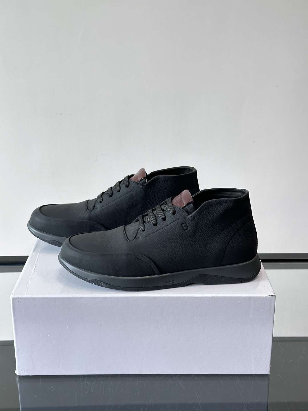 Berluti男士高帮皮鞋，选用优质小牛皮，牛皮鞋面质感细腻，低调奢华😯。橡胶鞋底设计，舒适又耐磨，日常