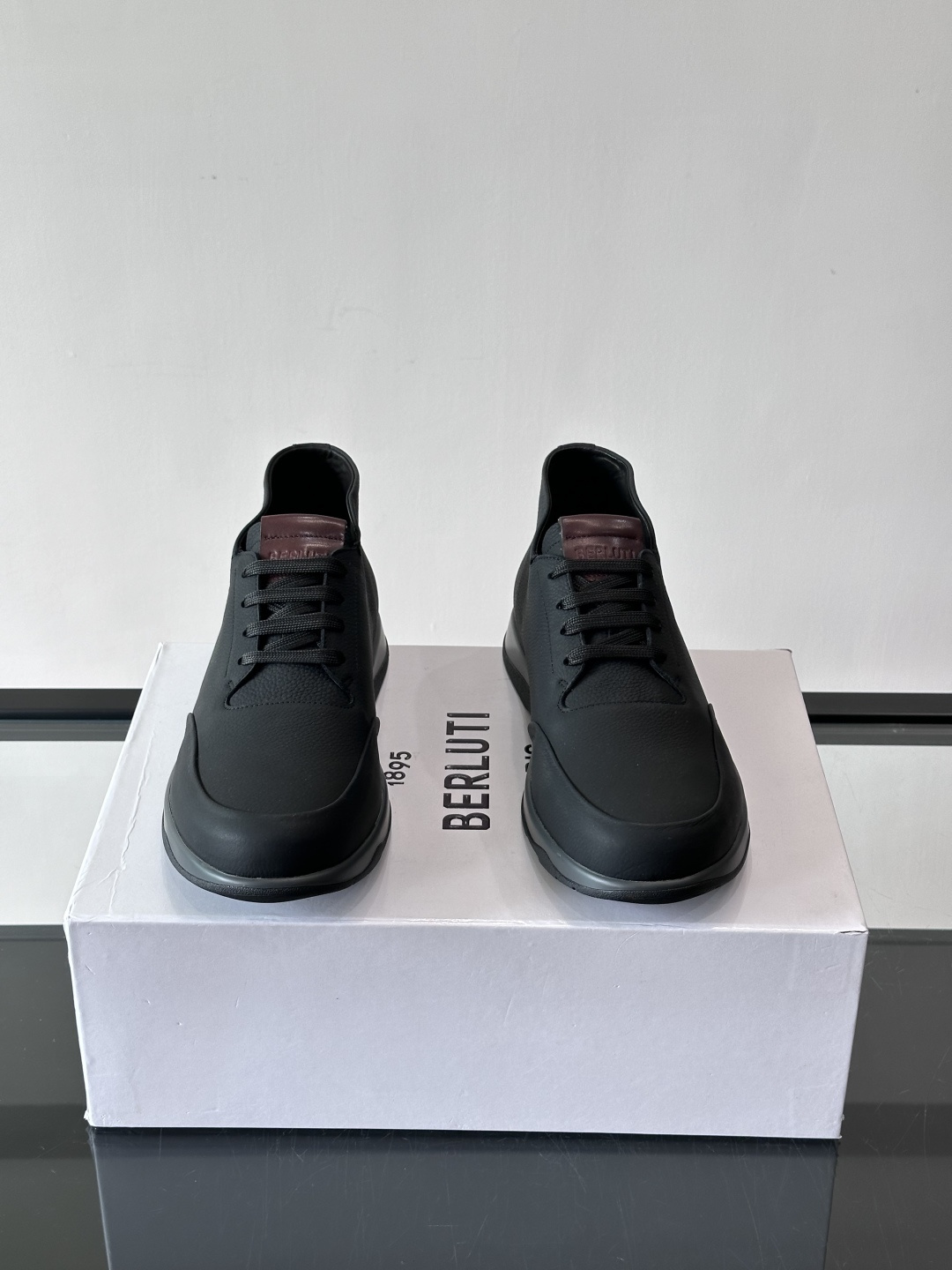 Berluti男士高帮皮鞋，选用优质小牛皮，牛皮鞋面质感细腻，低调奢华😯。橡胶鞋底设计，舒适又耐磨，日常