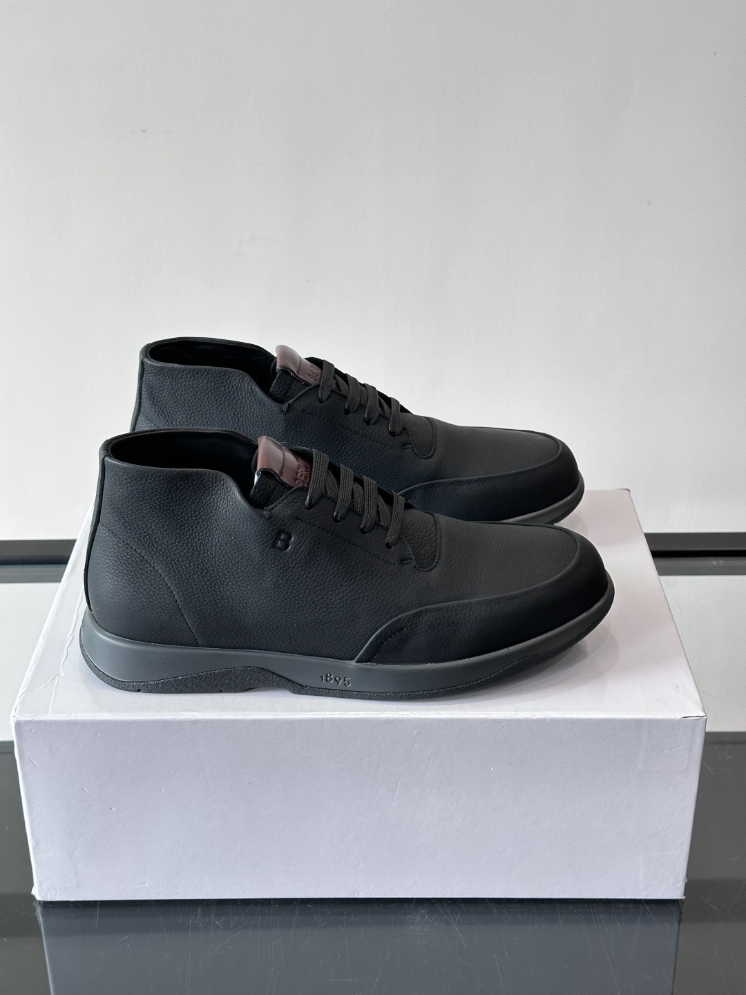 Berluti男士高帮皮鞋，选用优质小牛皮，牛皮鞋面质感细腻，低调奢华😯。橡胶鞋底设计，舒适又耐磨，日常