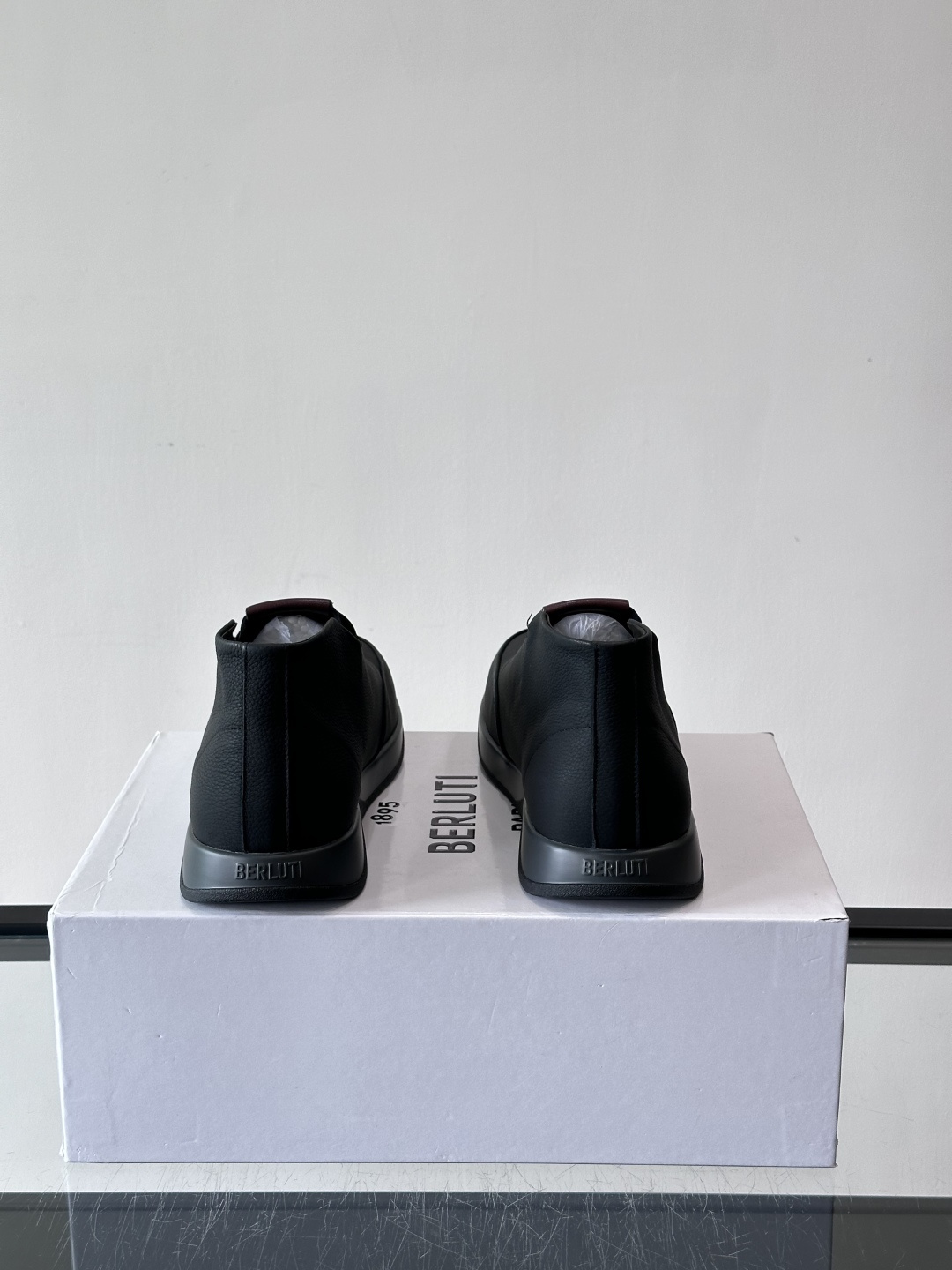 Berluti男士高帮皮鞋，选用优质小牛皮，牛皮鞋面质感细腻，低调奢华😯。橡胶鞋底设计，舒适又耐磨，日常