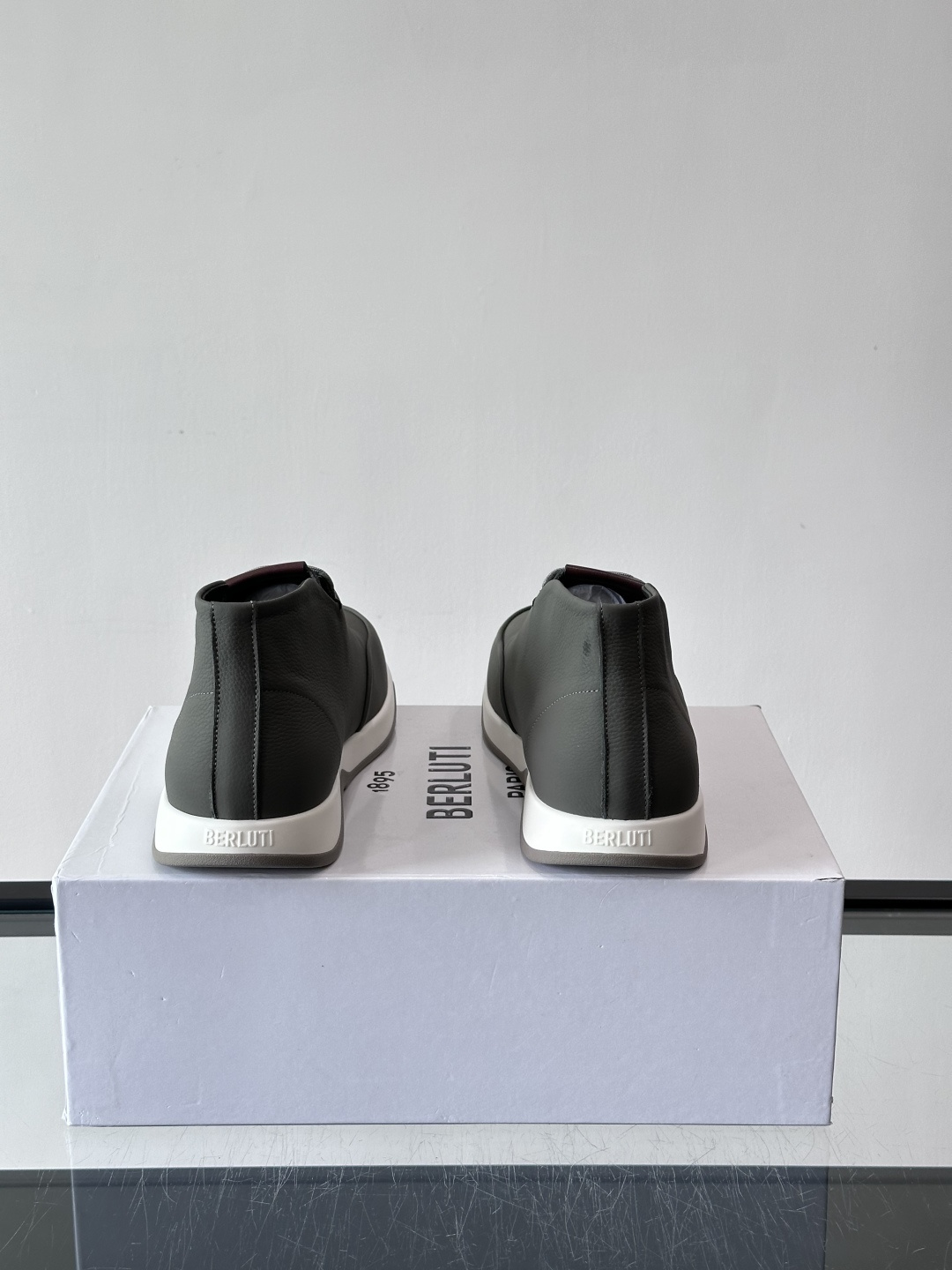 Berluti男士高帮皮鞋，选用优质小牛皮，牛皮鞋面质感细腻，低调奢华😯。橡胶鞋底设计，舒适又耐磨，日常