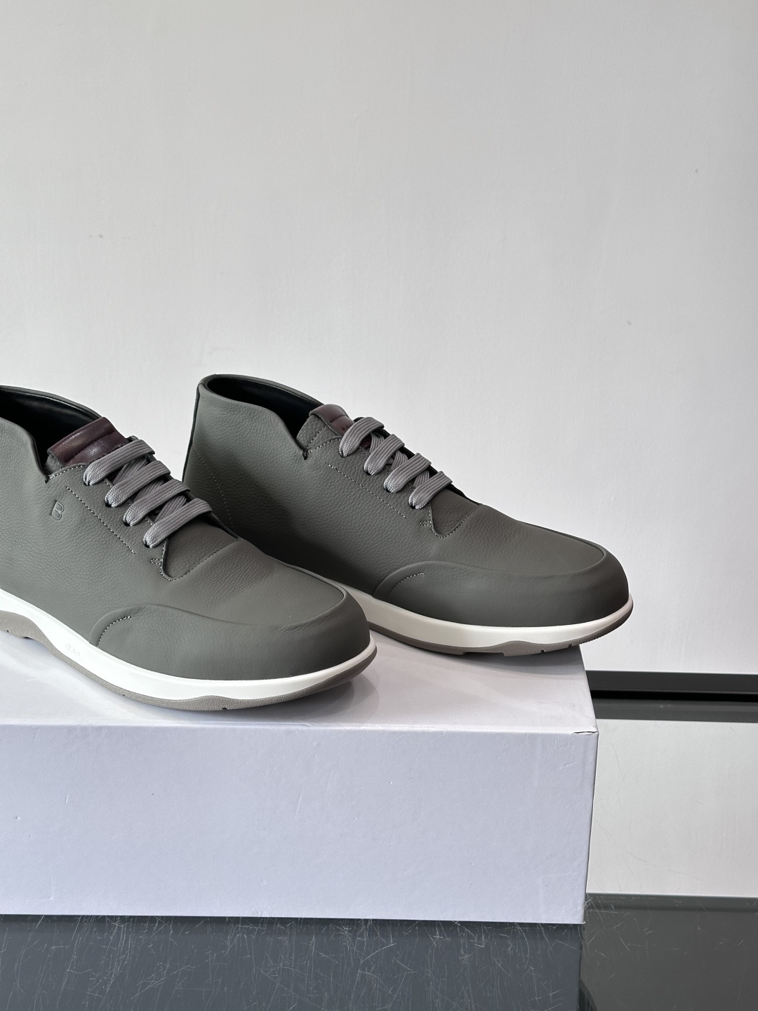 Berluti男士高帮皮鞋，选用优质小牛皮，牛皮鞋面质感细腻，低调奢华😯。橡胶鞋底设计，舒适又耐磨，日常