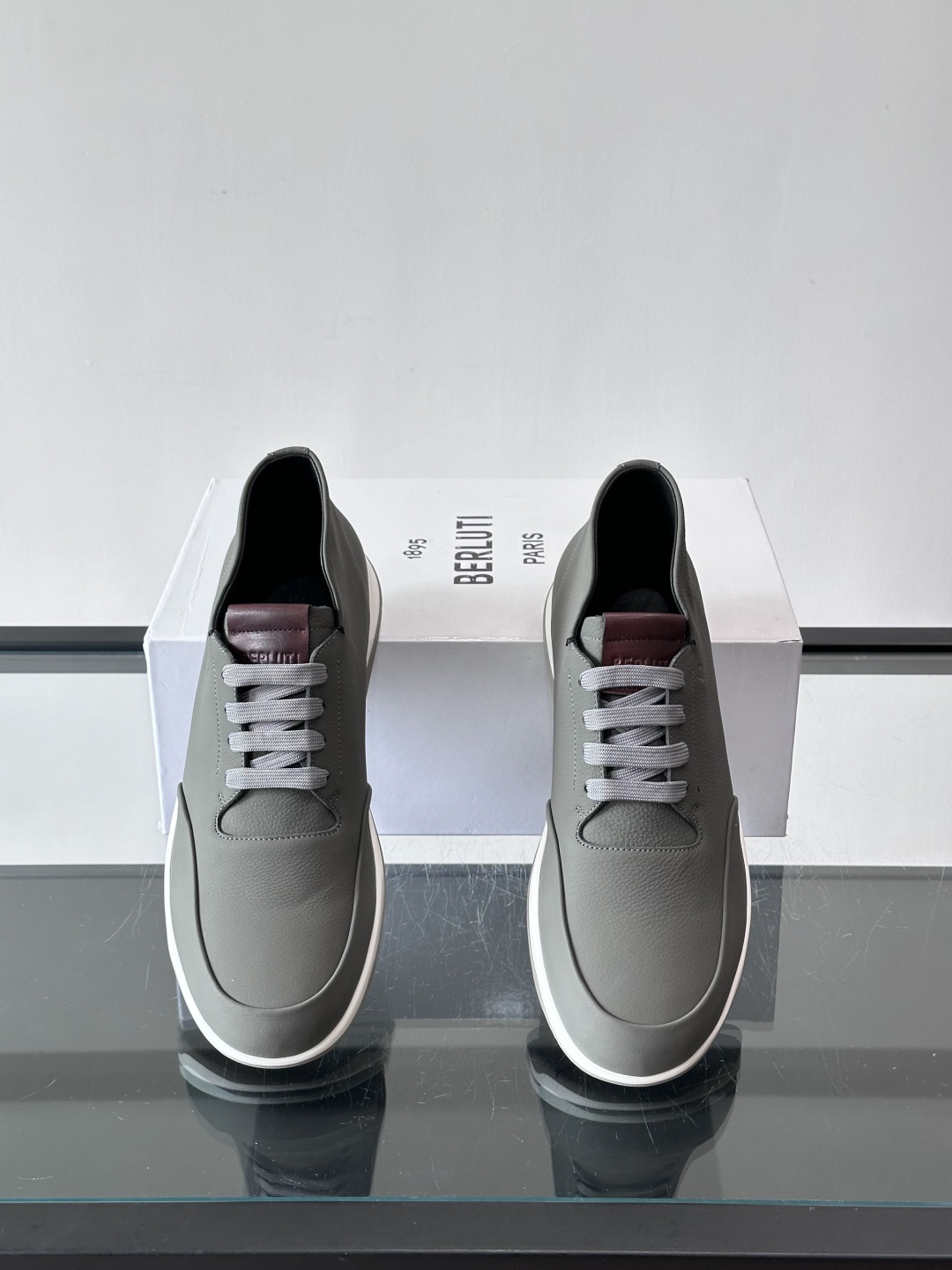 Berluti男士高帮皮鞋，选用优质小牛皮，牛皮鞋面质感细腻，低调奢华😯。橡胶鞋底设计，舒适又耐磨，日常