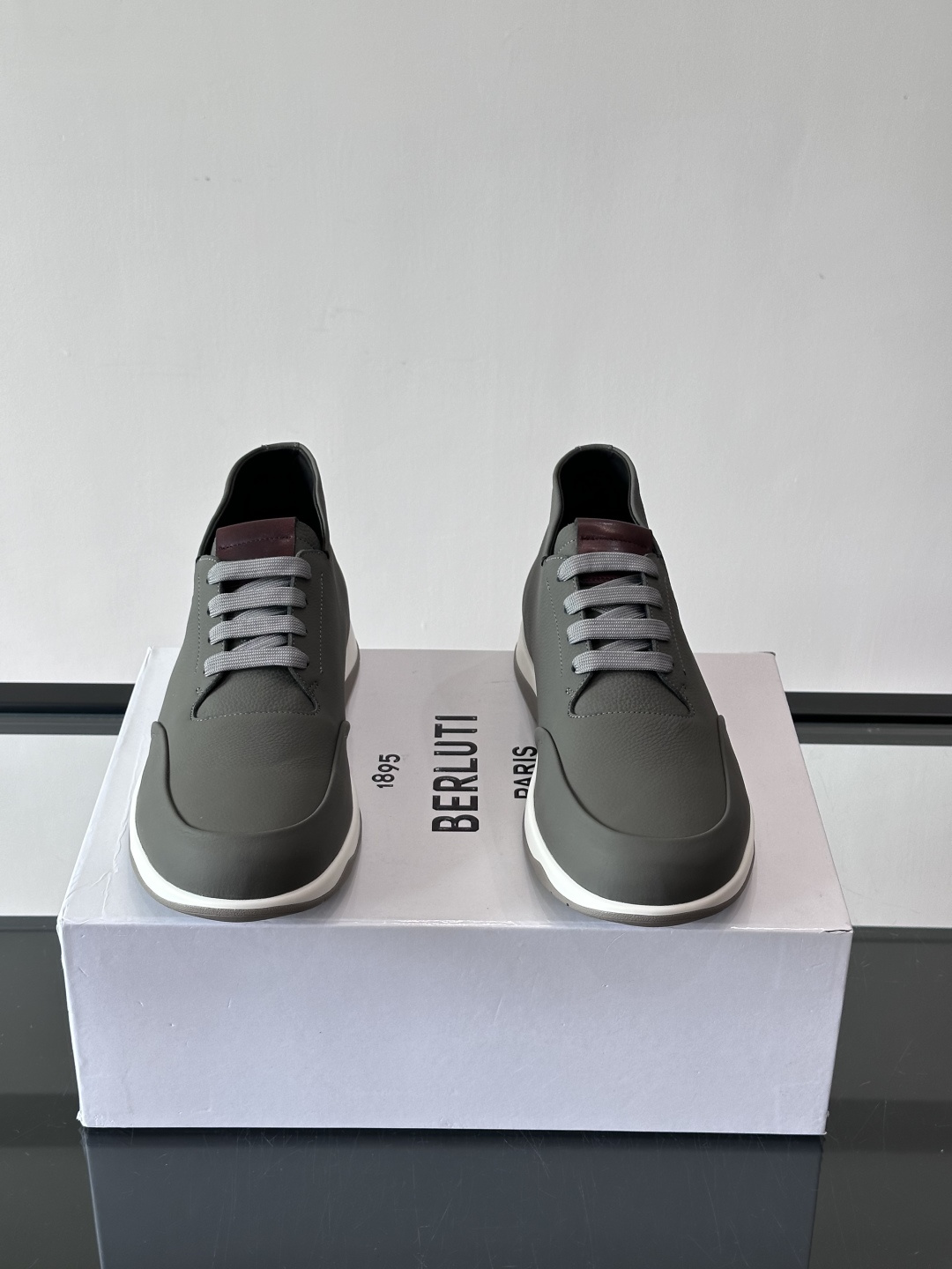 Berluti男士高帮皮鞋，选用优质小牛皮，牛皮鞋面质感细腻，低调奢华😯。橡胶鞋底设计，舒适又耐磨，日常