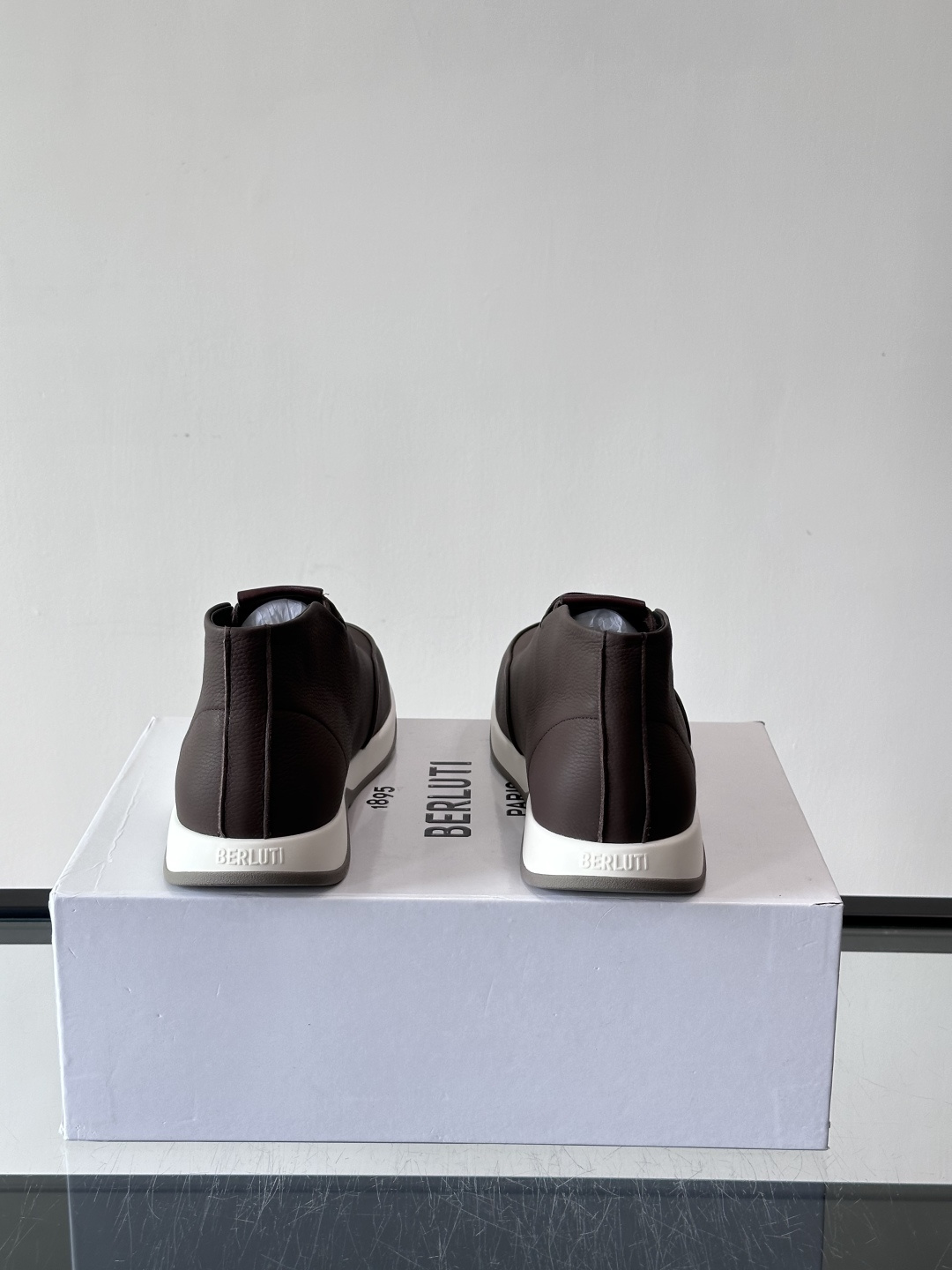 Berluti男士高帮皮鞋，选用优质小牛皮，牛皮鞋面质感细腻，低调奢华😯。橡胶鞋底设计，舒适又耐磨，日常
