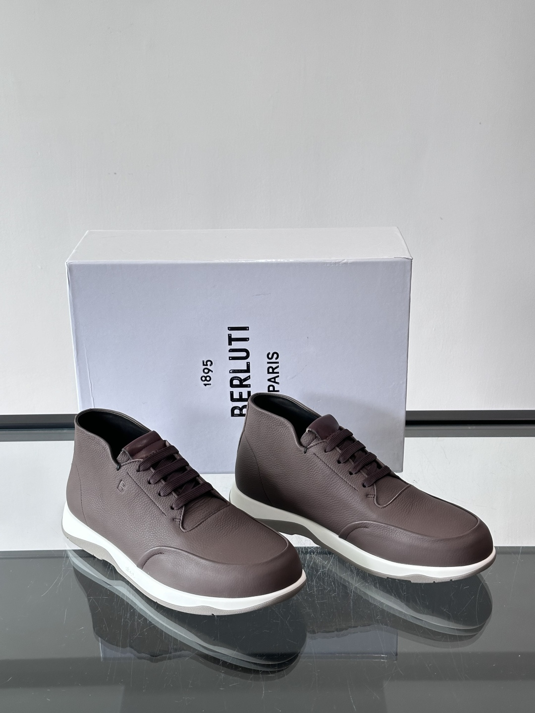 Berluti男士高帮皮鞋，选用优质小牛皮，牛皮鞋面质感细腻，低调奢华😯。橡胶鞋底设计，舒适又耐磨，日常