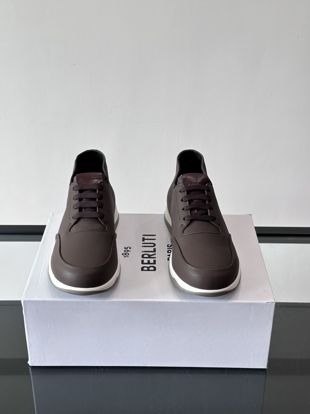 Berluti男士高帮皮鞋，选用优质小牛皮，牛皮鞋面质感细腻，低调奢华😯。橡胶鞋底设计，舒适又耐磨，日常