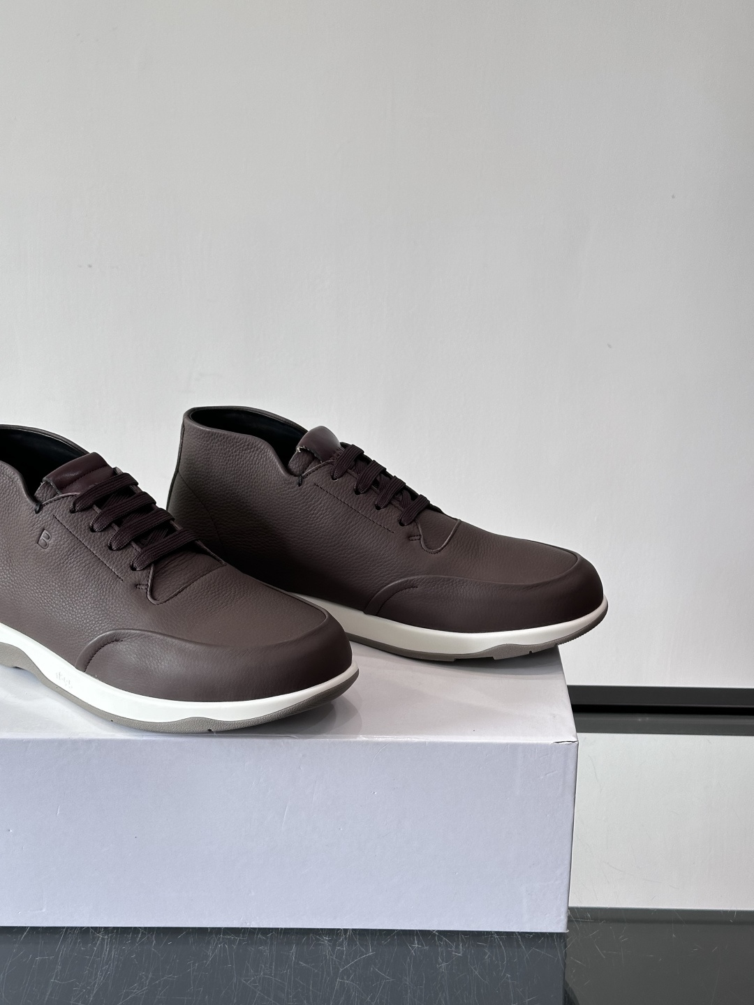 Berluti男士高帮皮鞋，选用优质小牛皮，牛皮鞋面质感细腻，低调奢华😯。橡胶鞋底设计，舒适又耐磨，日常