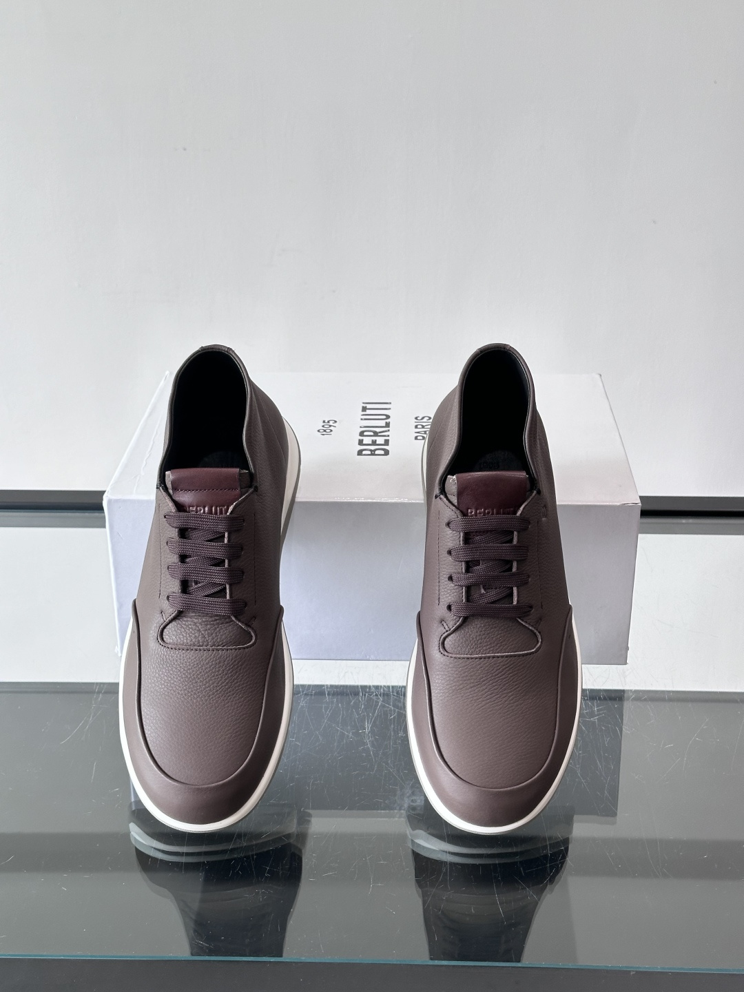 Berluti男士高帮皮鞋，选用优质小牛皮，牛皮鞋面质感细腻，低调奢华😯。橡胶鞋底设计，舒适又耐磨，日常