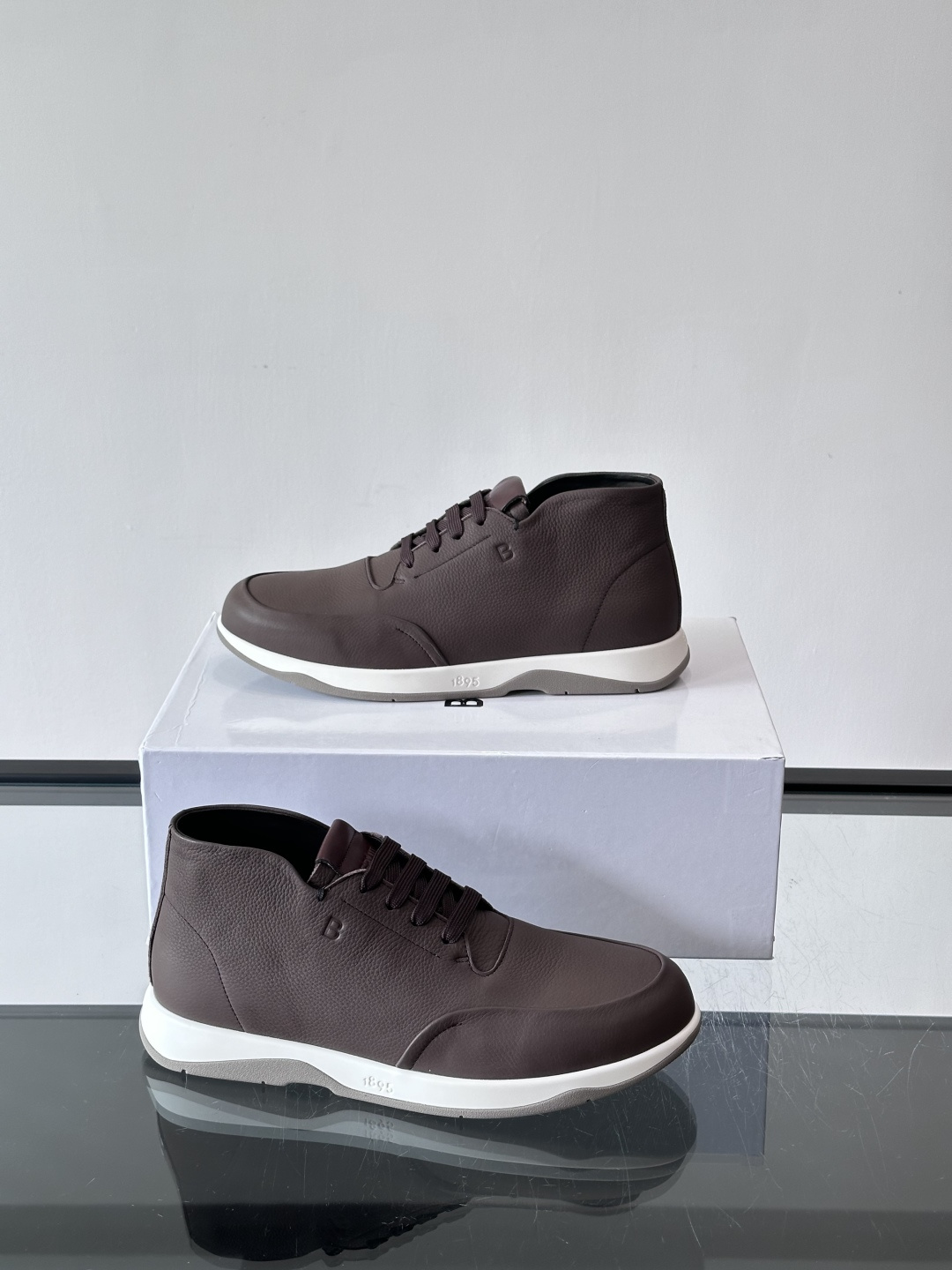 Berluti男士高帮皮鞋，选用优质小牛皮，牛皮鞋面质感细腻，低调奢华😯。橡胶鞋底设计，舒适又耐磨，日常