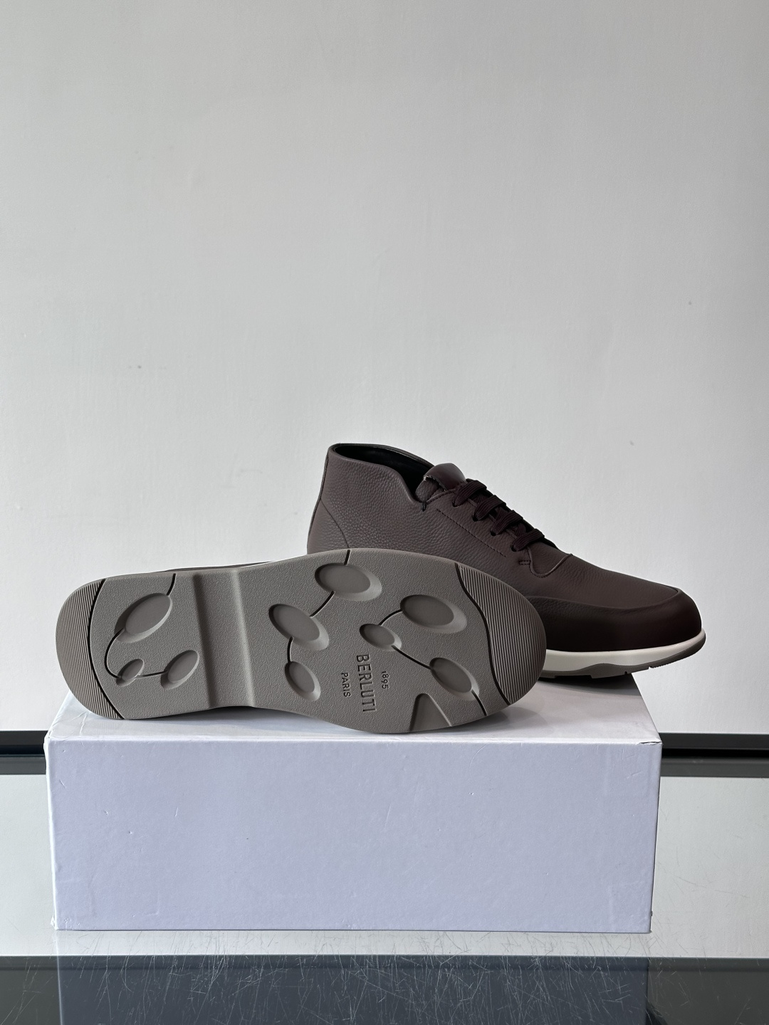 Berluti男士高帮皮鞋，选用优质小牛皮，牛皮鞋面质感细腻，低调奢华😯。橡胶鞋底设计，舒适又耐磨，日常