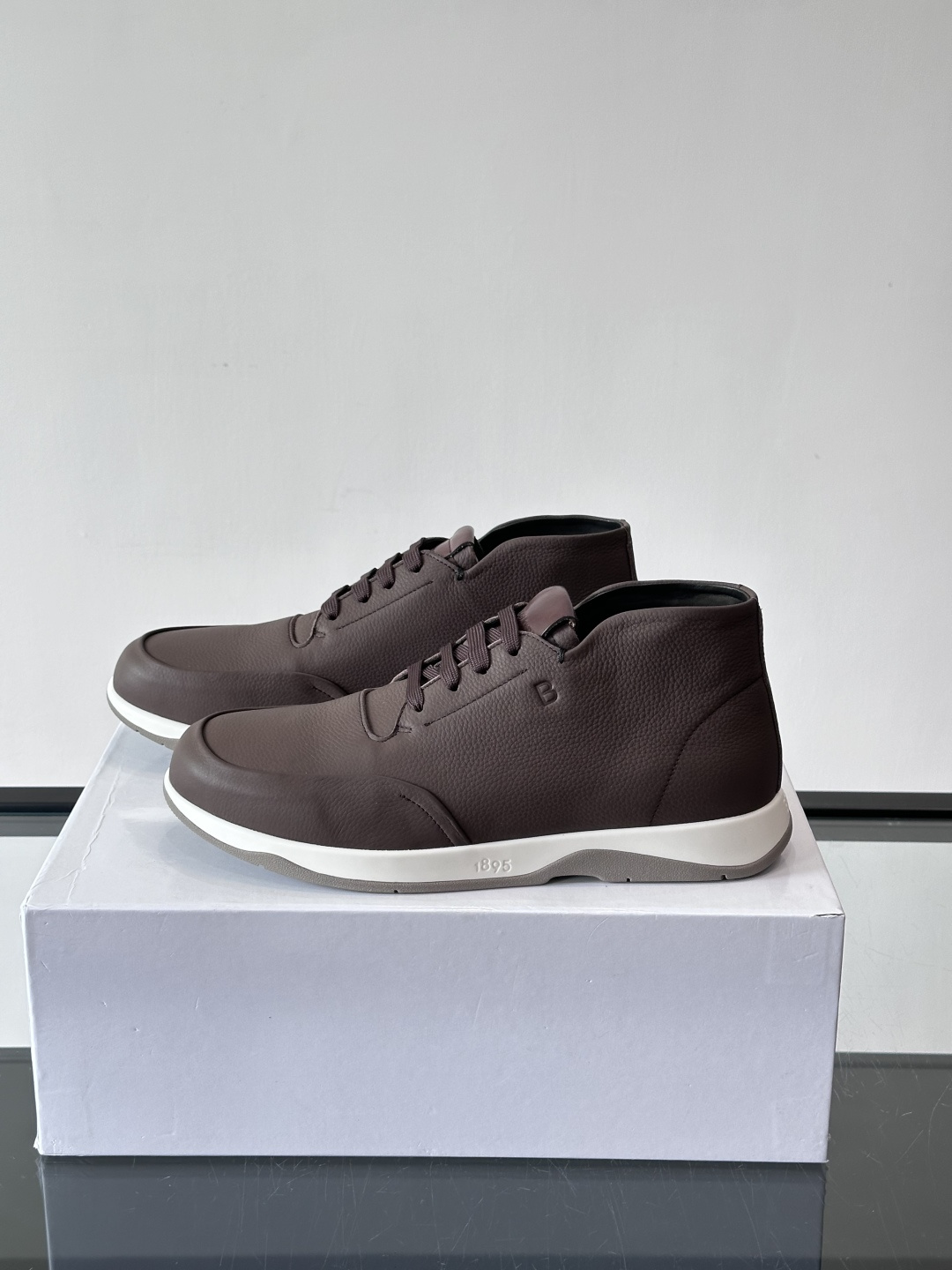 Berluti男士高帮皮鞋，选用优质小牛皮，牛皮鞋面质感细腻，低调奢华😯。橡胶鞋底设计，舒适又耐磨，日常