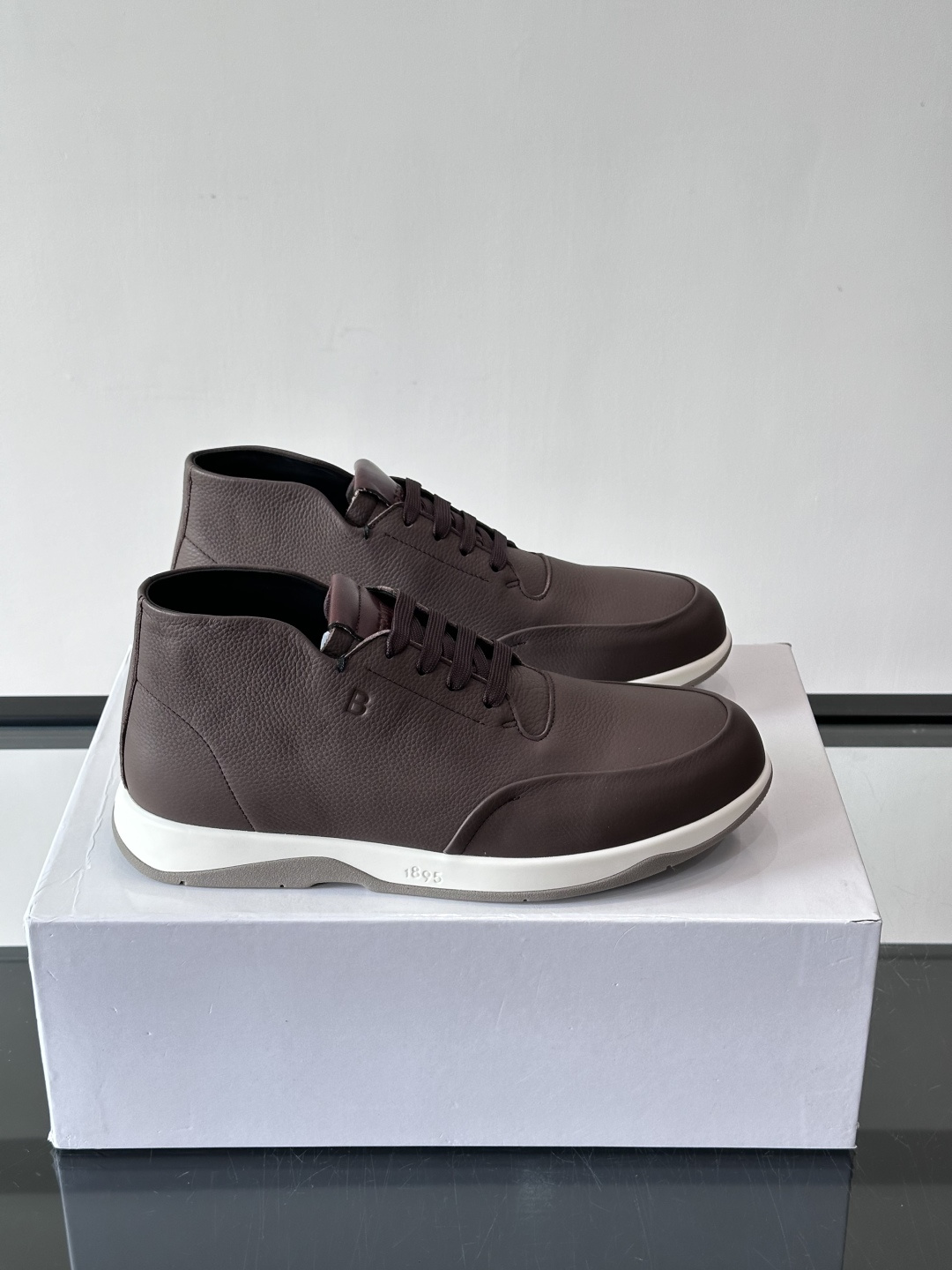 Berluti男士高帮皮鞋，选用优质小牛皮，牛皮鞋面质感细腻，低调奢华😯。橡胶鞋底设计，舒适又耐磨，日常