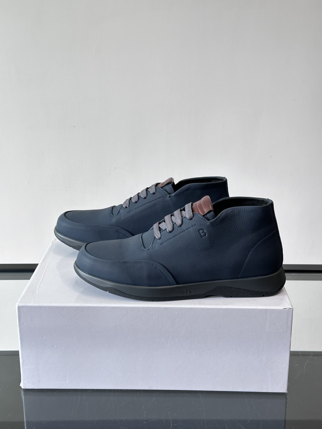 Berluti男士高帮皮鞋，选用优质小牛皮，牛皮鞋面质感细腻，低调奢华😯。橡胶鞋底设计，舒适又耐磨，日常