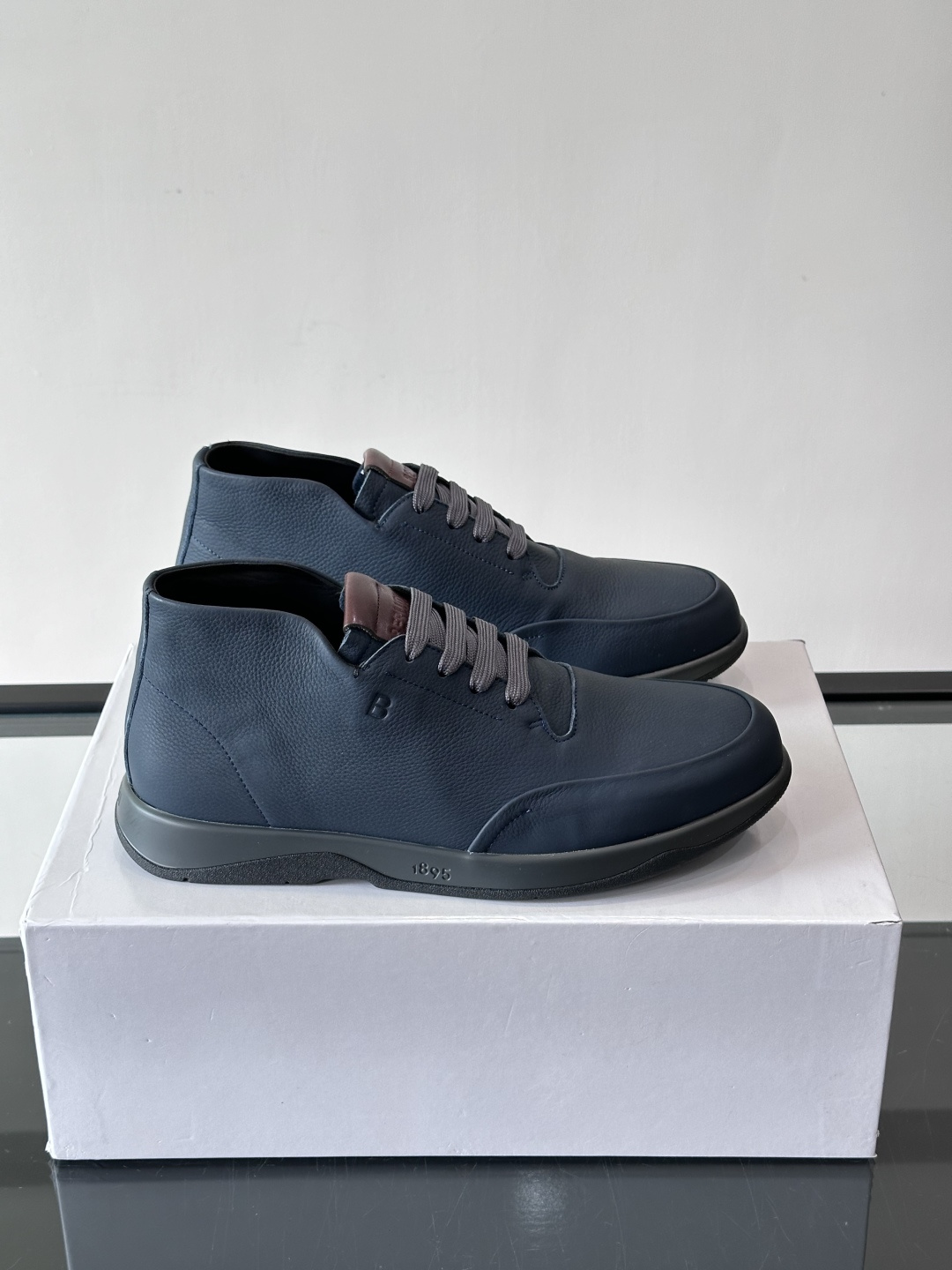 Berluti男士高帮皮鞋，选用优质小牛皮，牛皮鞋面质感细腻，低调奢华😯。橡胶鞋底设计，舒适又耐磨，日常