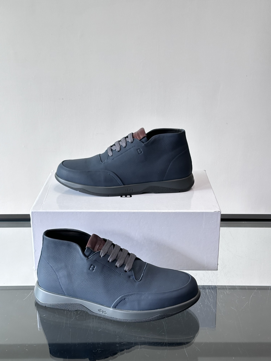 Berluti男士高帮皮鞋，选用优质小牛皮，牛皮鞋面质感细腻，低调奢华😯。橡胶鞋底设计，舒适又耐磨，日常