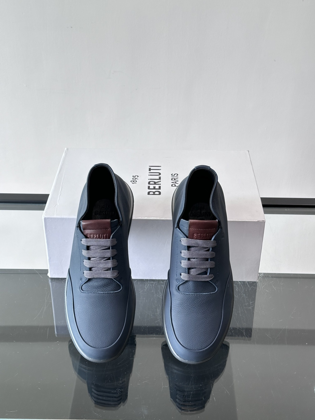 Berluti男士高帮皮鞋，选用优质小牛皮，牛皮鞋面质感细腻，低调奢华😯。橡胶鞋底设计，舒适又耐磨，日常