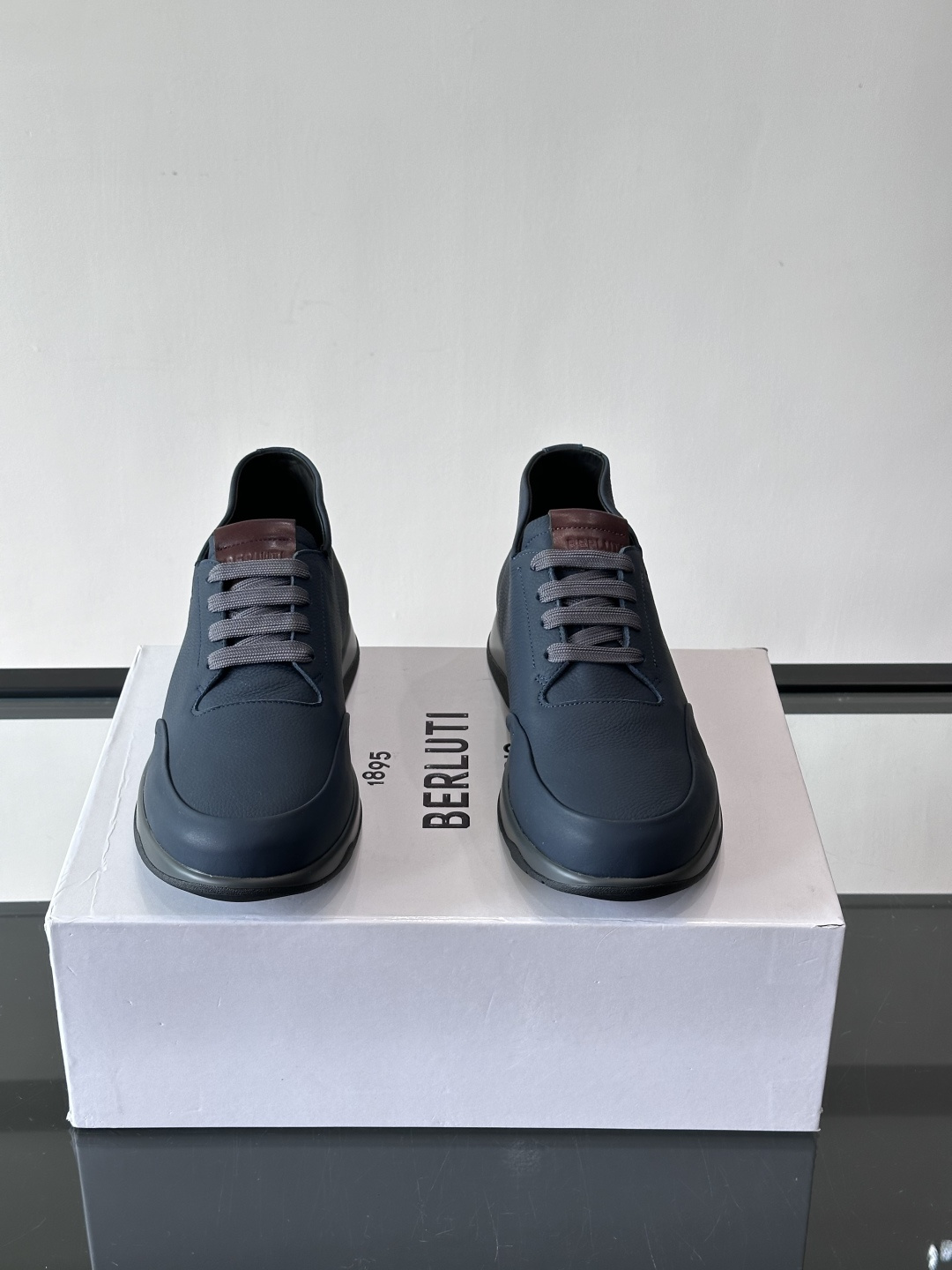 Berluti男士高帮皮鞋，选用优质小牛皮，牛皮鞋面质感细腻，低调奢华😯。橡胶鞋底设计，舒适又耐磨，日常