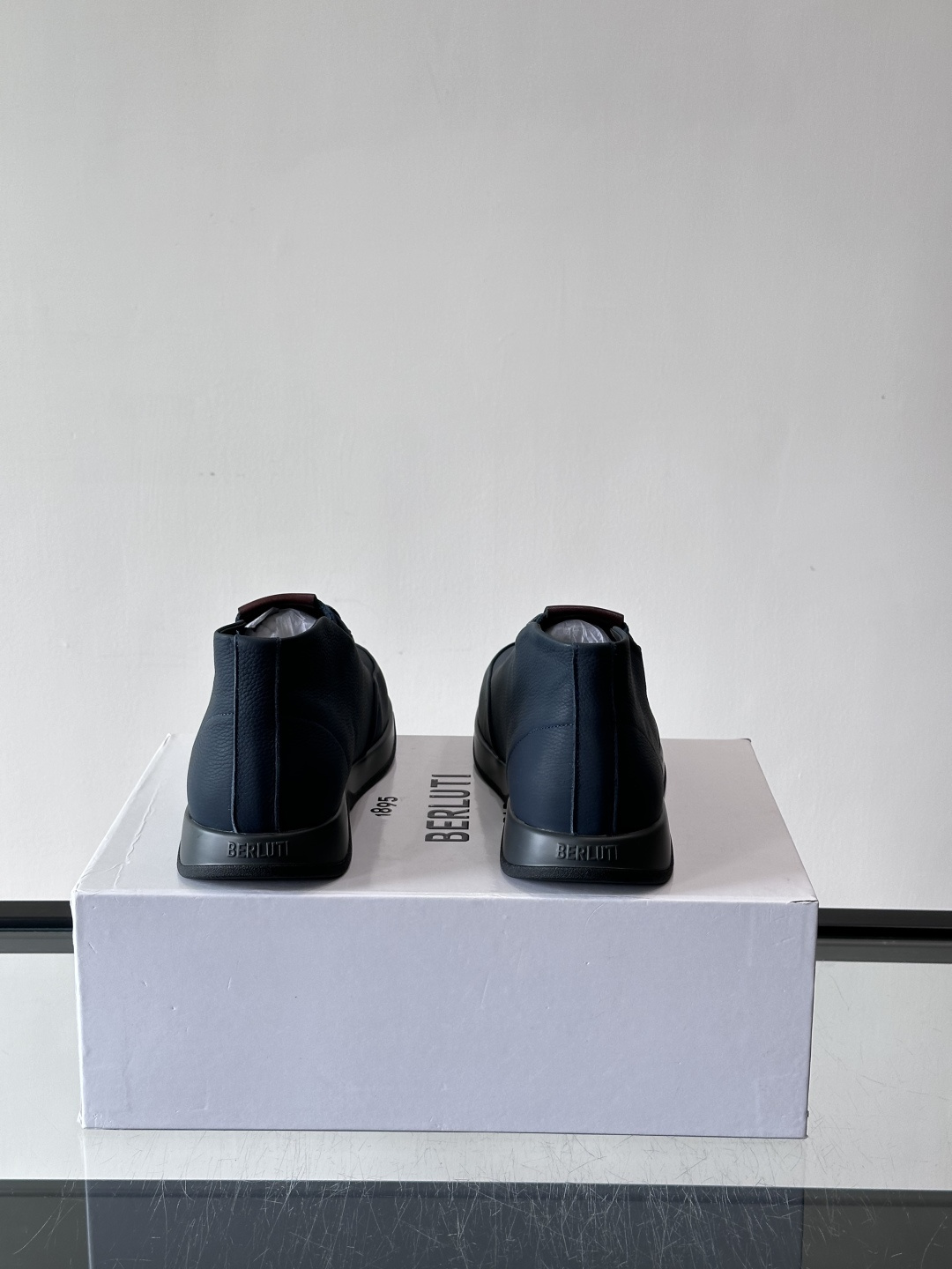 Berluti男士高帮皮鞋，选用优质小牛皮，牛皮鞋面质感细腻，低调奢华😯。橡胶鞋底设计，舒适又耐磨，日常