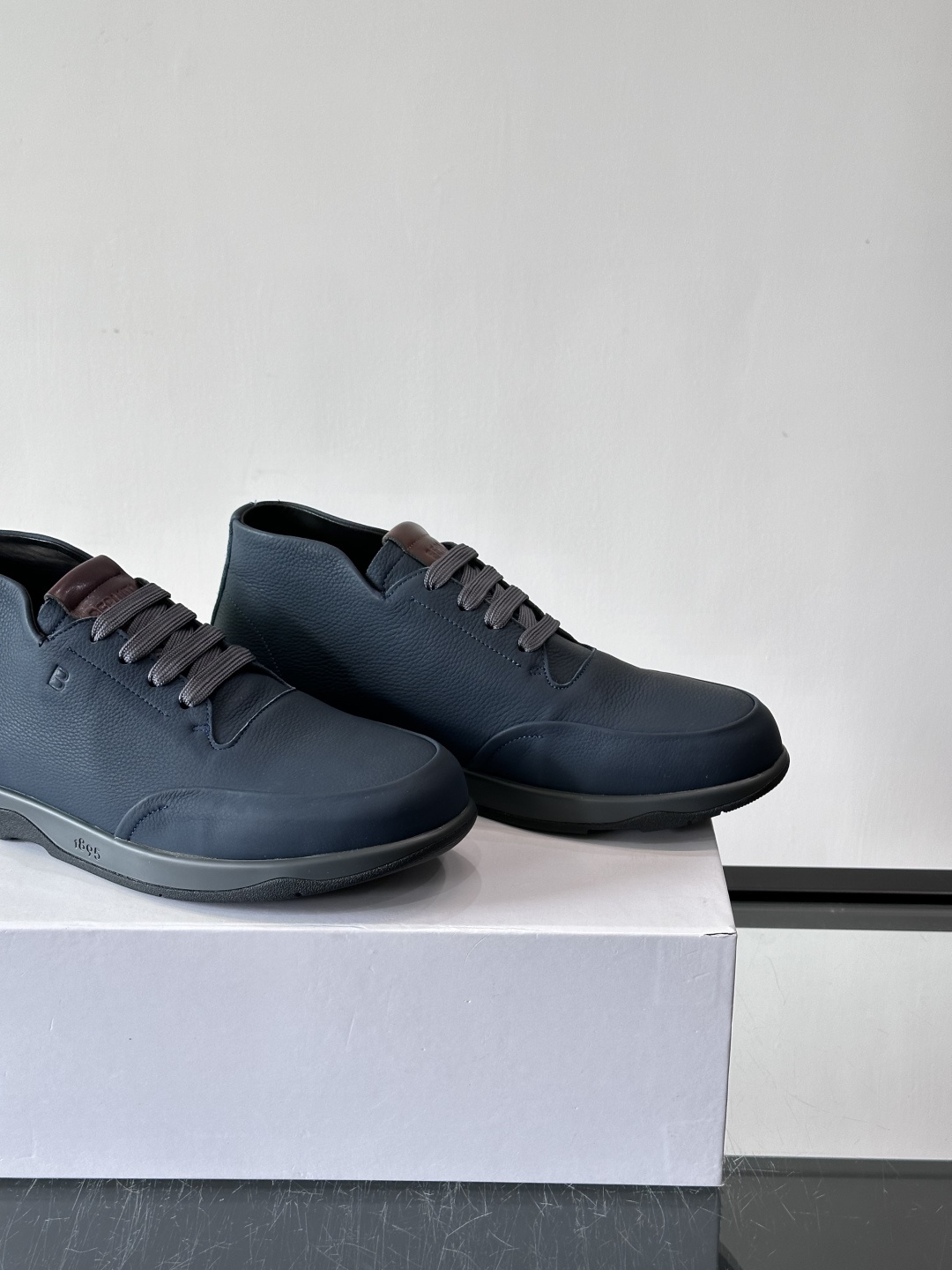 Berluti男士高帮皮鞋，选用优质小牛皮，牛皮鞋面质感细腻，低调奢华😯。橡胶鞋底设计，舒适又耐磨，日常