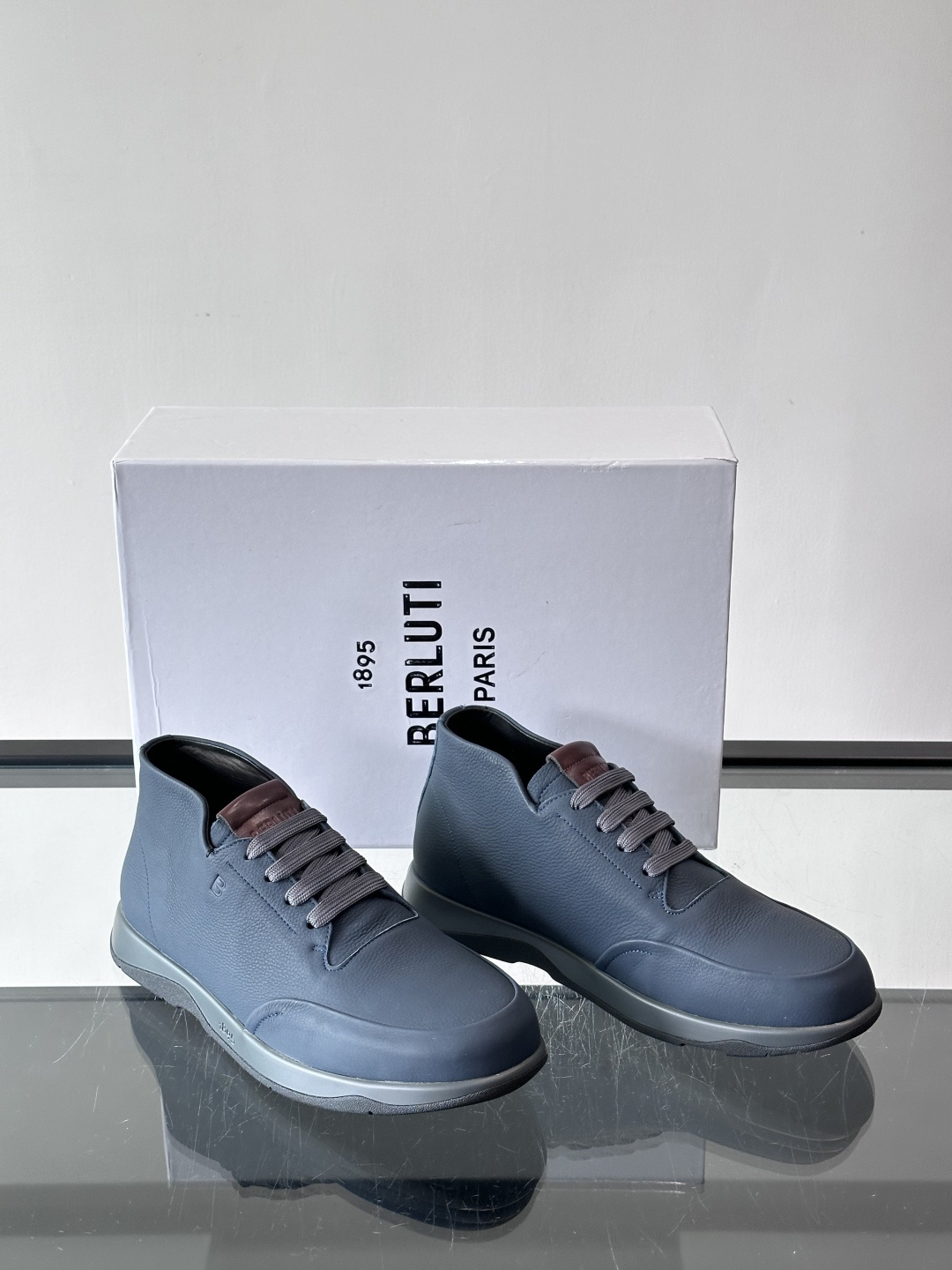 Berluti男士高帮皮鞋，选用优质小牛皮，牛皮鞋面质感细腻，低调奢华😯。橡胶鞋底设计，舒适又耐磨，日常