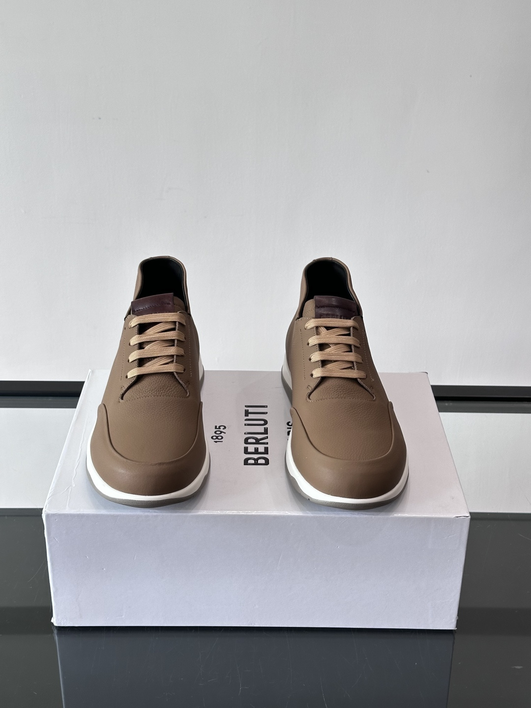 Berluti男士高帮皮鞋，选用优质小牛皮，牛皮鞋面质感细腻，低调奢华😯。橡胶鞋底设计，舒适又耐磨，日常