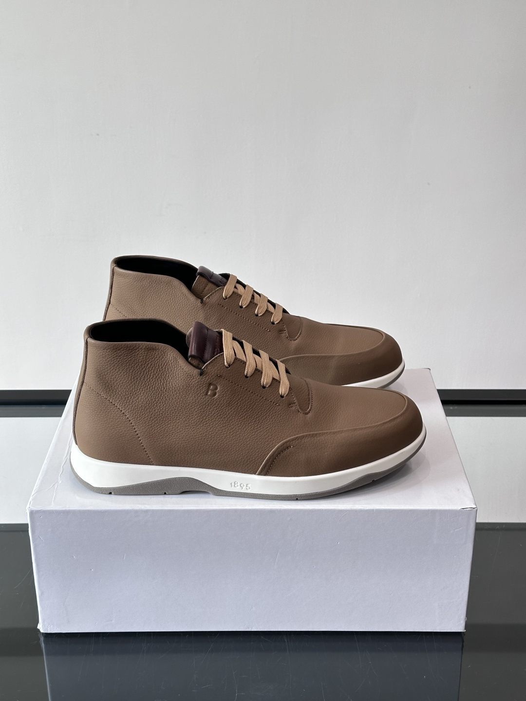 Berluti男士高帮皮鞋，选用优质小牛皮，牛皮鞋面质感细腻，低调奢华😯。橡胶鞋底设计，舒适又耐磨，日常