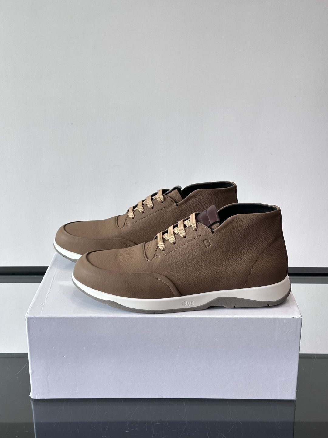 Berluti男士高帮皮鞋，选用优质小牛皮，牛皮鞋面质感细腻，低调奢华😯。橡胶鞋底设计，舒适又耐磨，日常