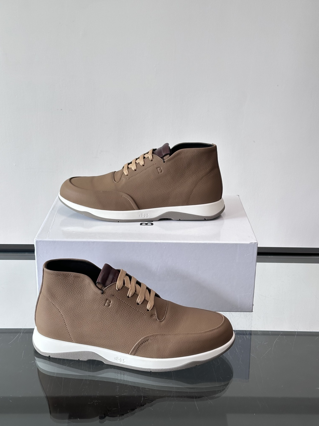 Berluti男士高帮皮鞋，选用优质小牛皮，牛皮鞋面质感细腻，低调奢华😯。橡胶鞋底设计，舒适又耐磨，日常