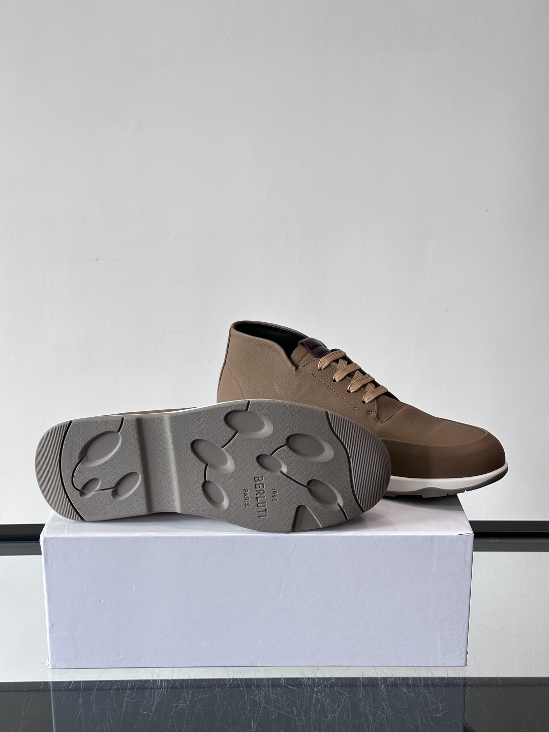 Berluti男士高帮皮鞋，选用优质小牛皮，牛皮鞋面质感细腻，低调奢华😯。橡胶鞋底设计，舒适又耐磨，日常