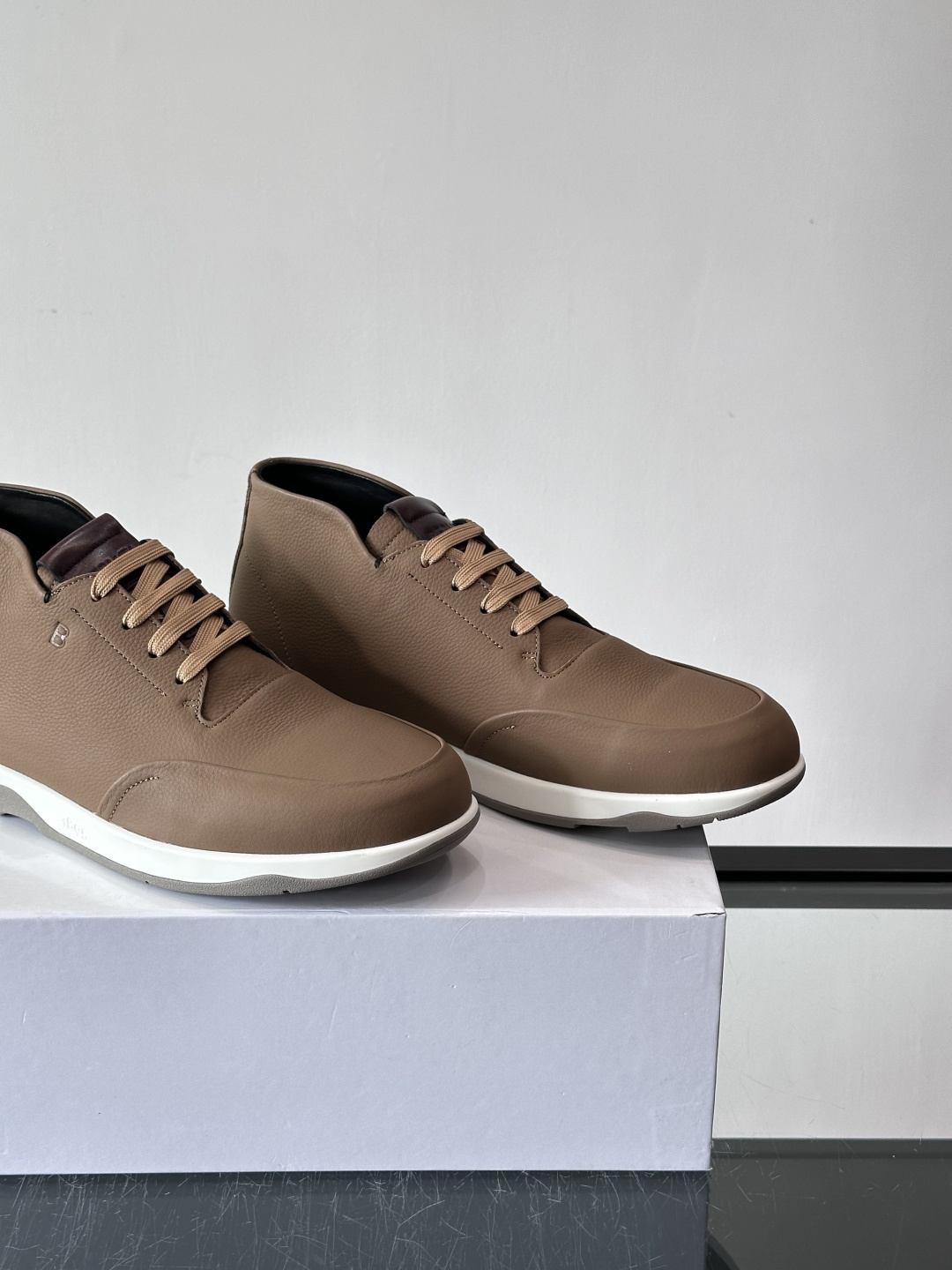 Berluti男士高帮皮鞋，选用优质小牛皮，牛皮鞋面质感细腻，低调奢华😯。橡胶鞋底设计，舒适又耐磨，日常