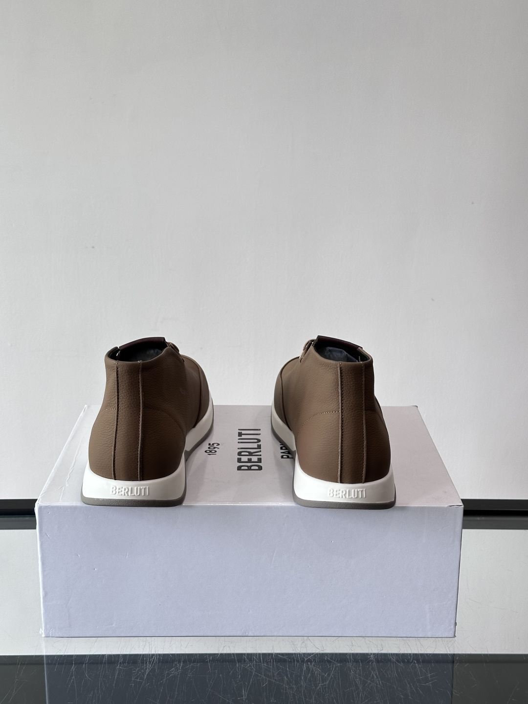 Berluti男士高帮皮鞋，选用优质小牛皮，牛皮鞋面质感细腻，低调奢华😯。橡胶鞋底设计，舒适又耐磨，日常