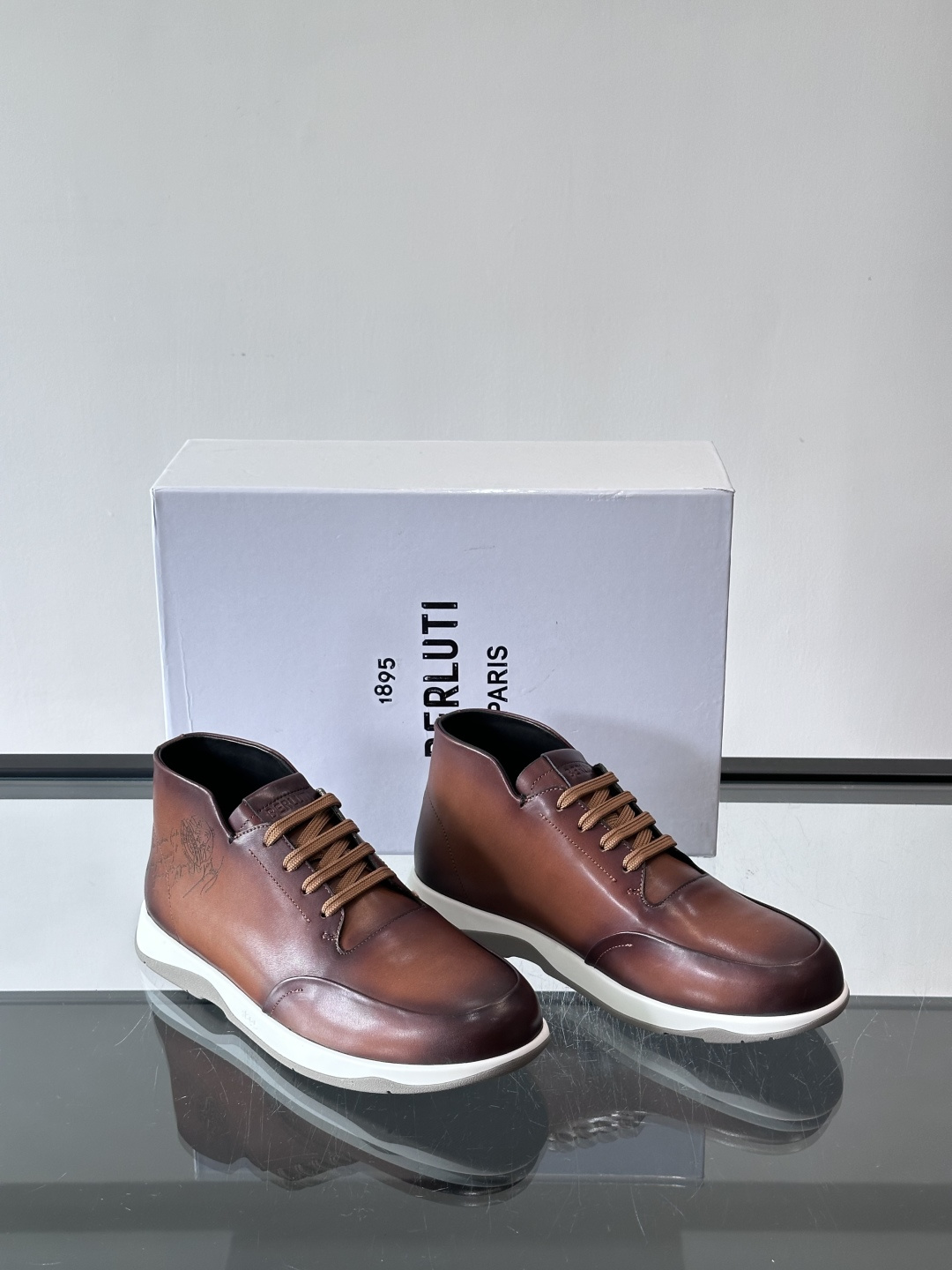 Berluti男士高帮皮鞋，选用优质小牛皮，牛皮鞋面质感细腻，低调奢华😯。橡胶鞋底设计，舒适又耐磨，日常
