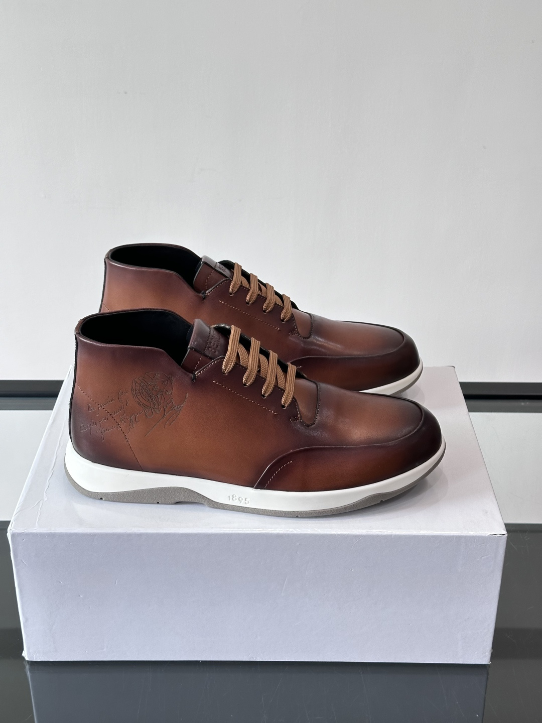 Berluti男士高帮皮鞋，选用优质小牛皮，牛皮鞋面质感细腻，低调奢华😯。橡胶鞋底设计，舒适又耐磨，日常