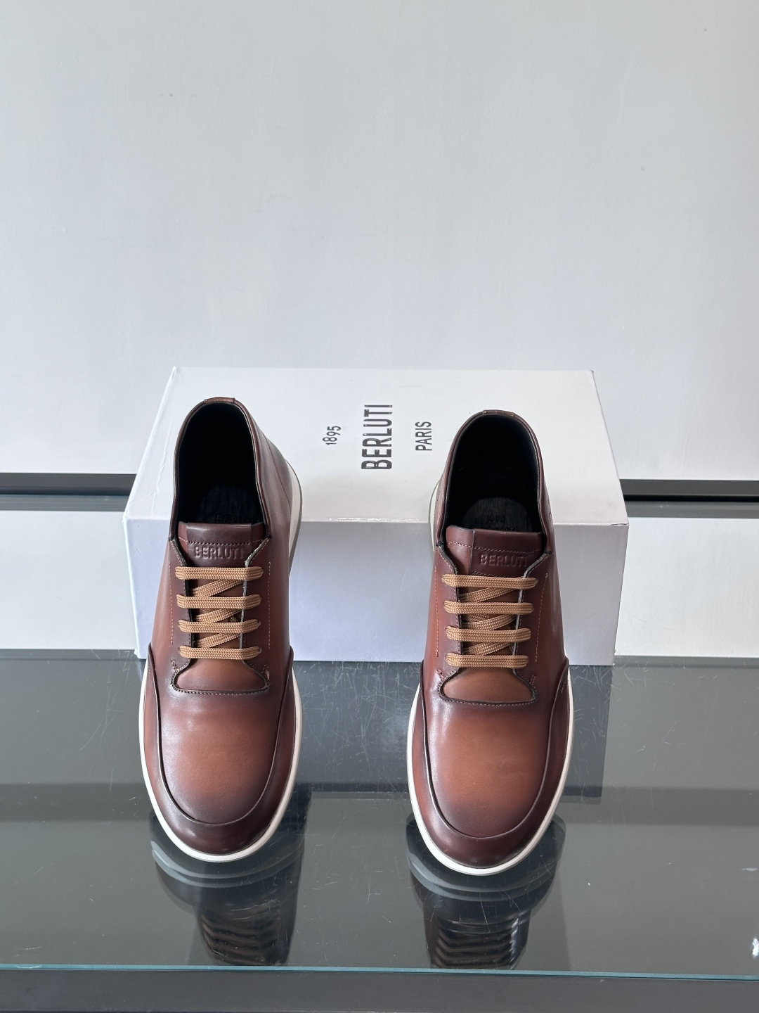 Berluti男士高帮皮鞋，选用优质小牛皮，牛皮鞋面质感细腻，低调奢华😯。橡胶鞋底设计，舒适又耐磨，日常