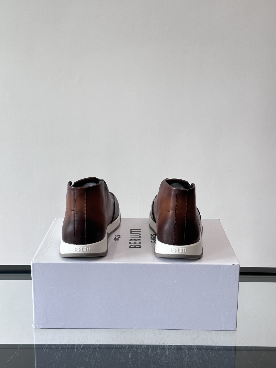 Berluti男士高帮皮鞋，选用优质小牛皮，牛皮鞋面质感细腻，低调奢华😯。橡胶鞋底设计，舒适又耐磨，日常