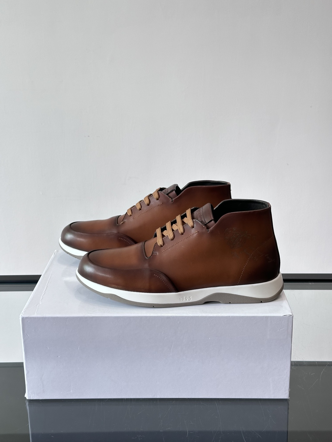 Berluti男士高帮皮鞋，选用优质小牛皮，牛皮鞋面质感细腻，低调奢华😯。橡胶鞋底设计，舒适又耐磨，日常