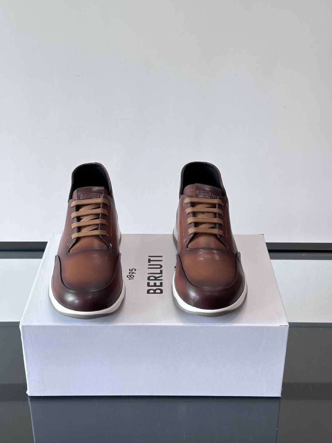 Berluti男士高帮皮鞋，选用优质小牛皮，牛皮鞋面质感细腻，低调奢华😯。橡胶鞋底设计，舒适又耐磨，日常