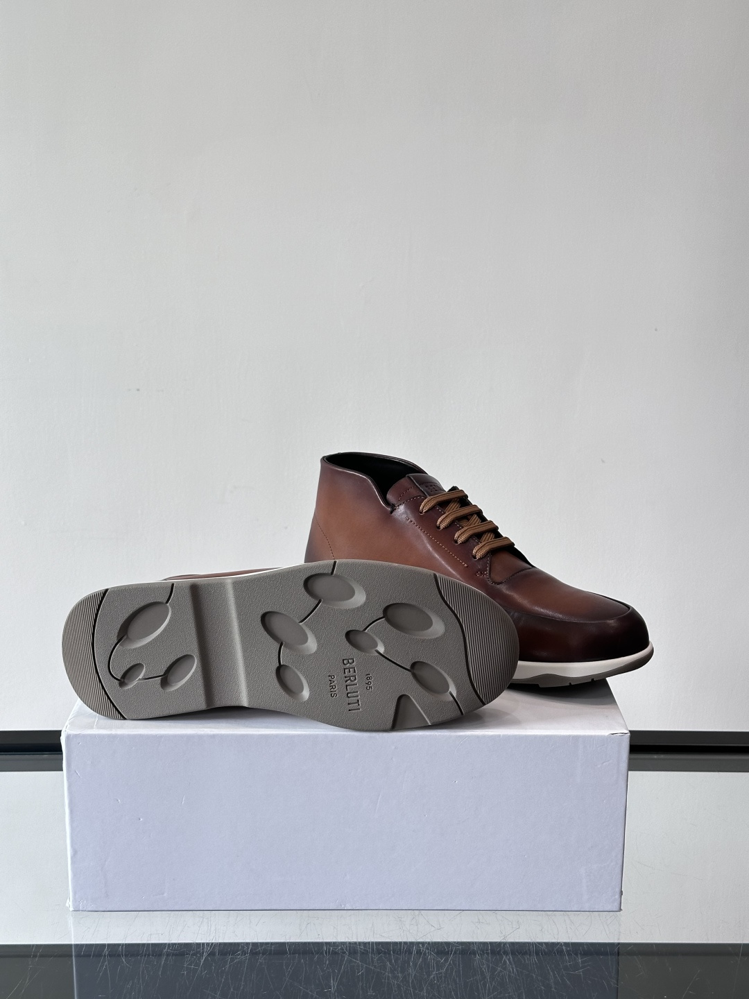 Berluti男士高帮皮鞋，选用优质小牛皮，牛皮鞋面质感细腻，低调奢华😯。橡胶鞋底设计，舒适又耐磨，日常