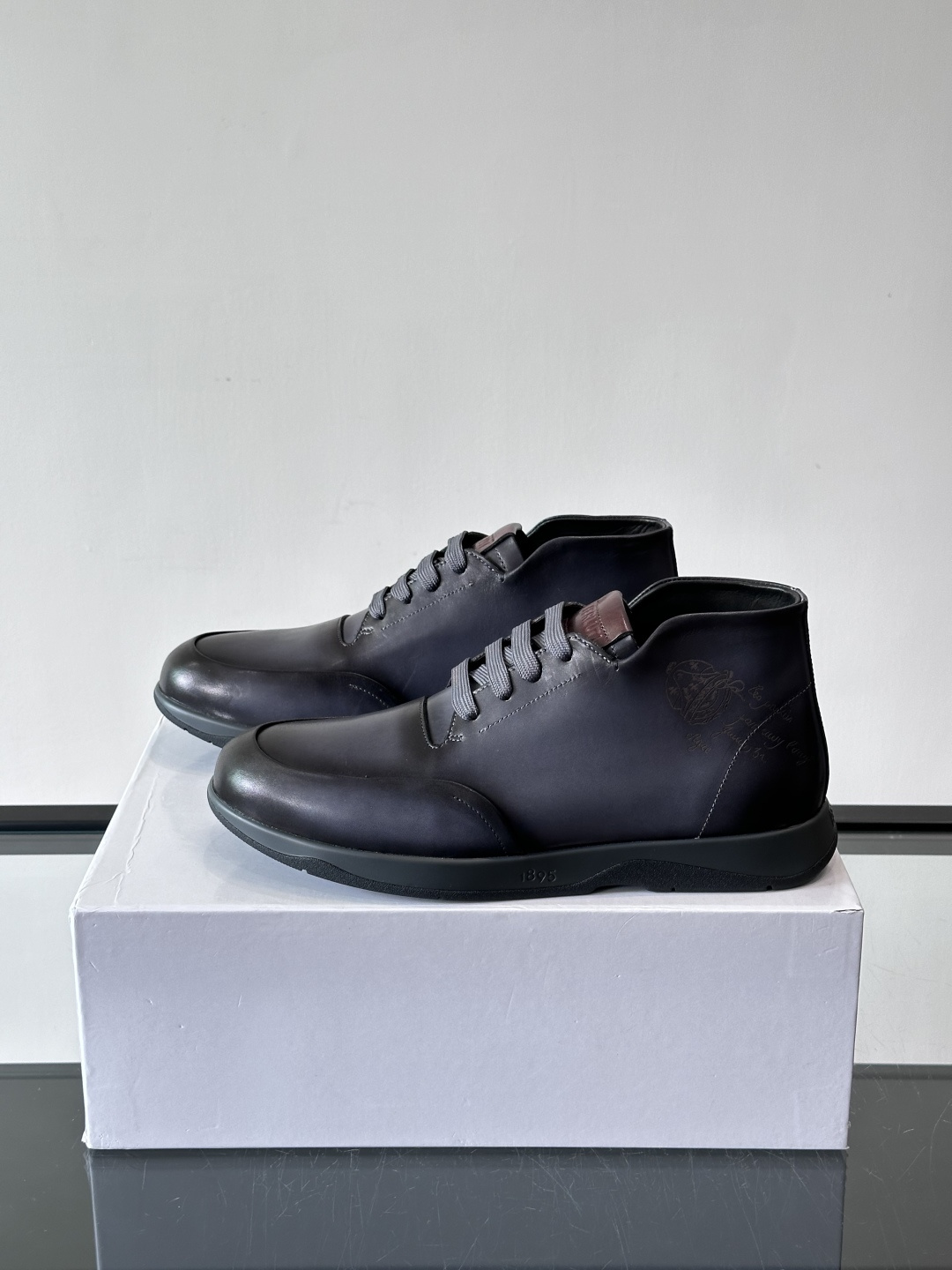 Berluti男士高帮皮鞋，选用优质小牛皮，牛皮鞋面质感细腻，低调奢华😯。橡胶鞋底设计，舒适又耐磨，日常