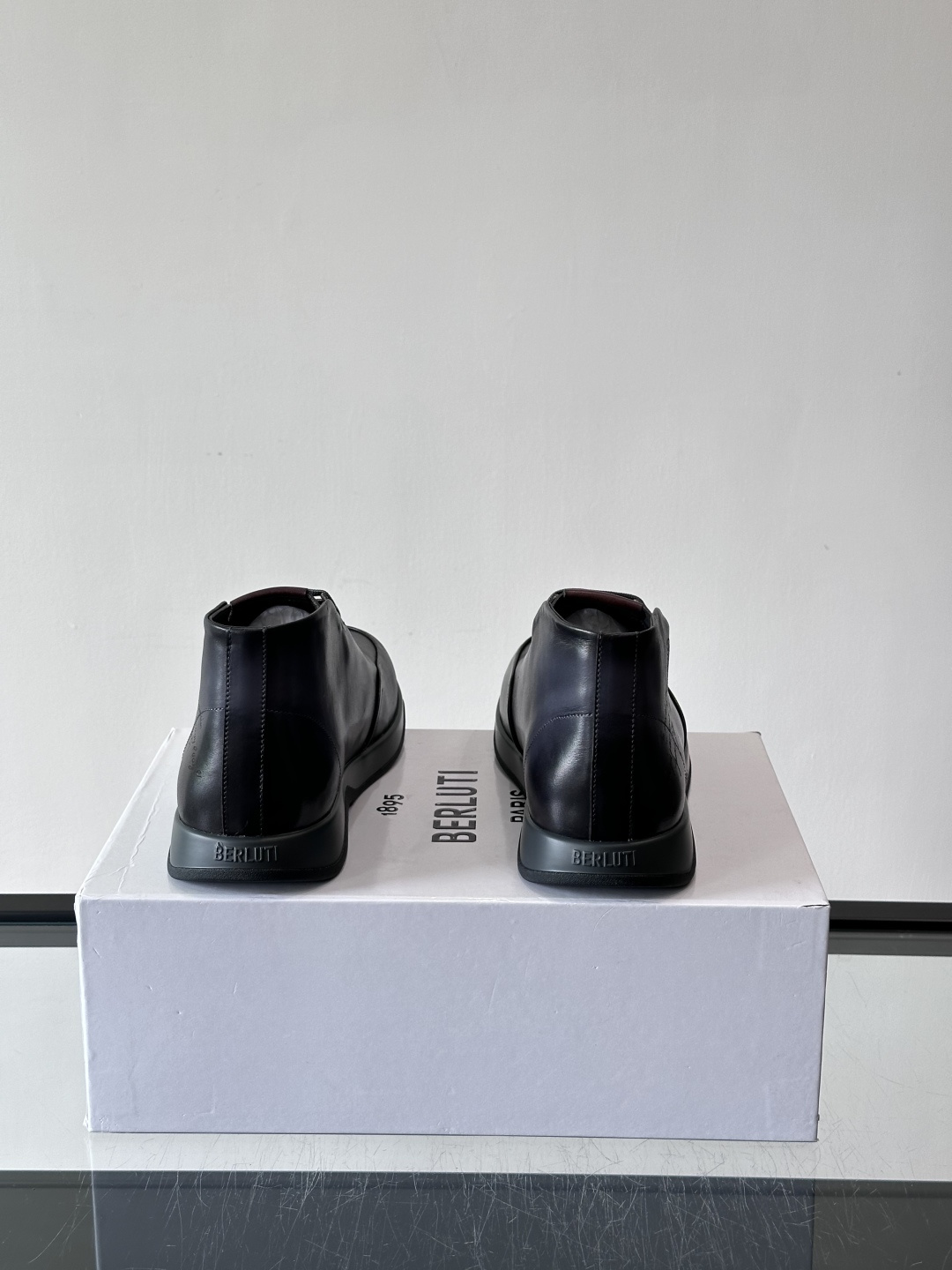 Berluti男士高帮皮鞋，选用优质小牛皮，牛皮鞋面质感细腻，低调奢华😯。橡胶鞋底设计，舒适又耐磨，日常