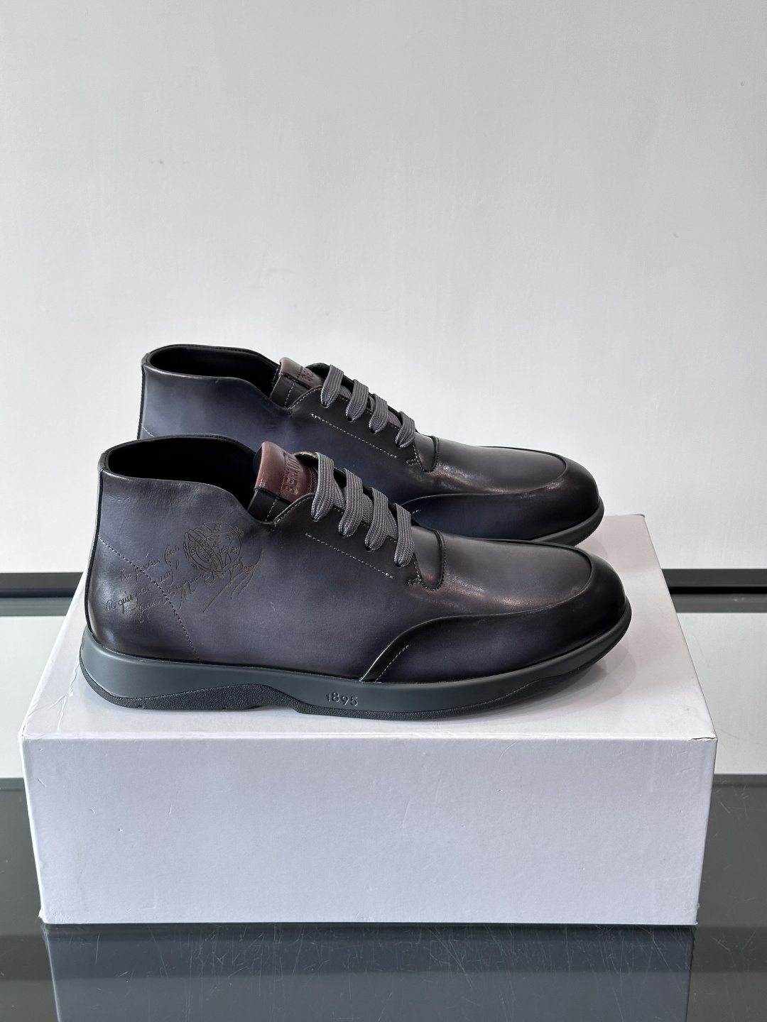 Berluti男士高帮皮鞋，选用优质小牛皮，牛皮鞋面质感细腻，低调奢华😯。橡胶鞋底设计，舒适又耐磨，日常