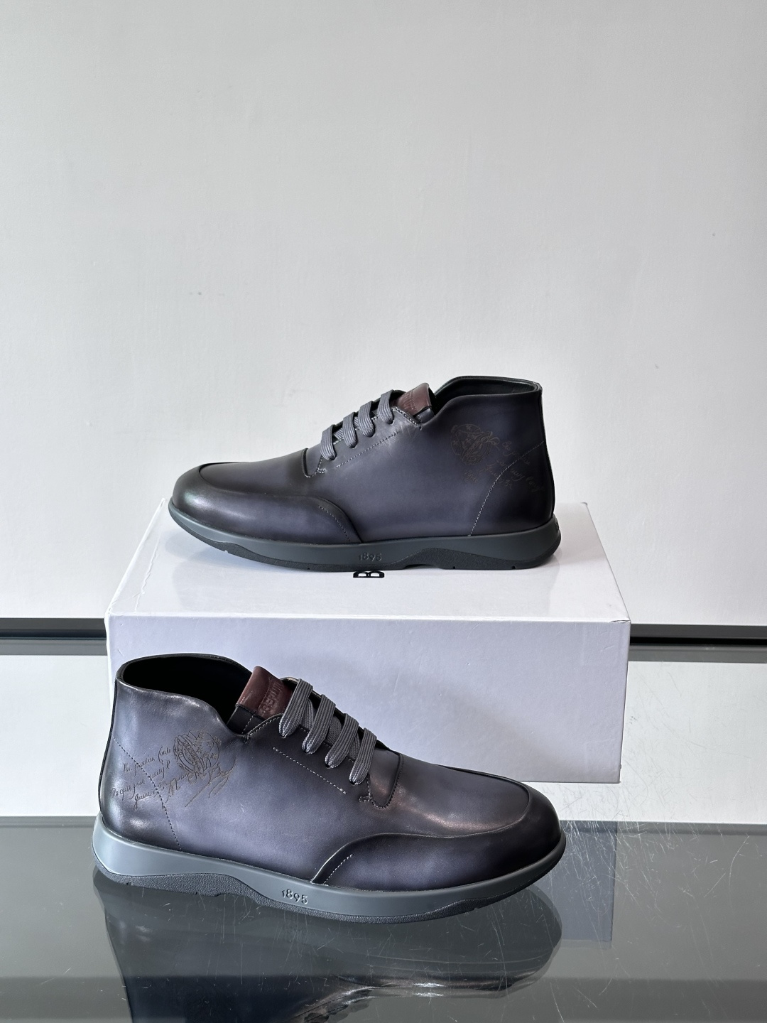 Berluti男士高帮皮鞋，选用优质小牛皮，牛皮鞋面质感细腻，低调奢华😯。橡胶鞋底设计，舒适又耐磨，日常