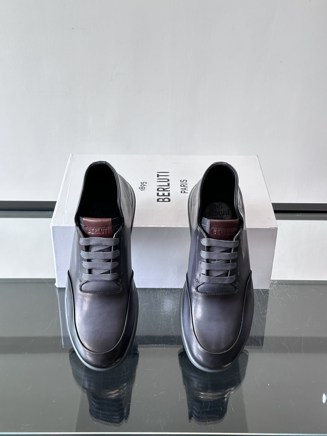Berluti男士高帮皮鞋，选用优质小牛皮，牛皮鞋面质感细腻，低调奢华😯。橡胶鞋底设计，舒适又耐磨，日常